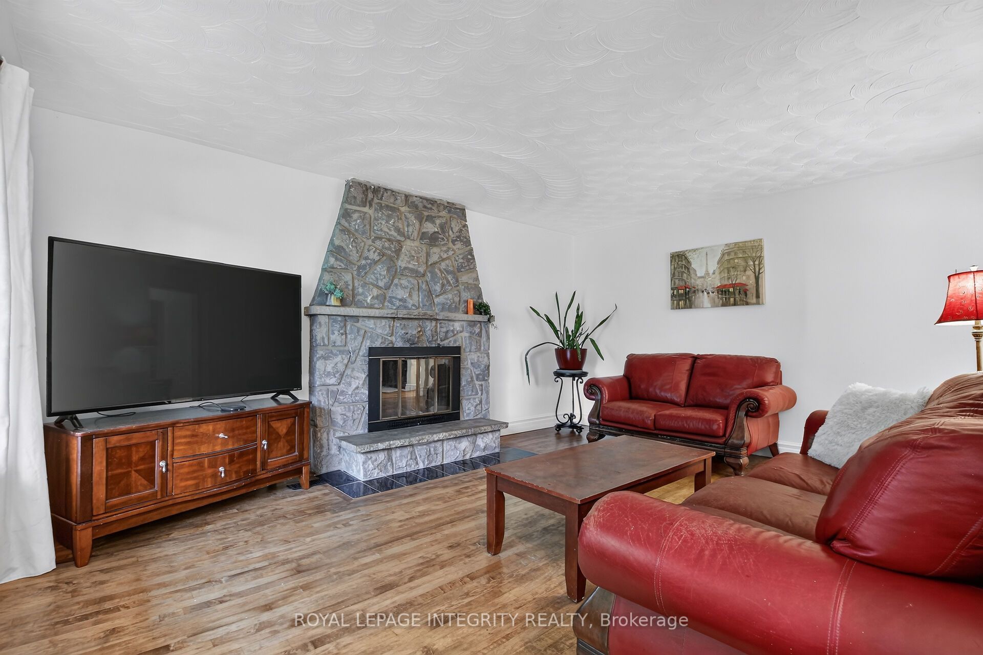333 Charron Street Property Photo 5