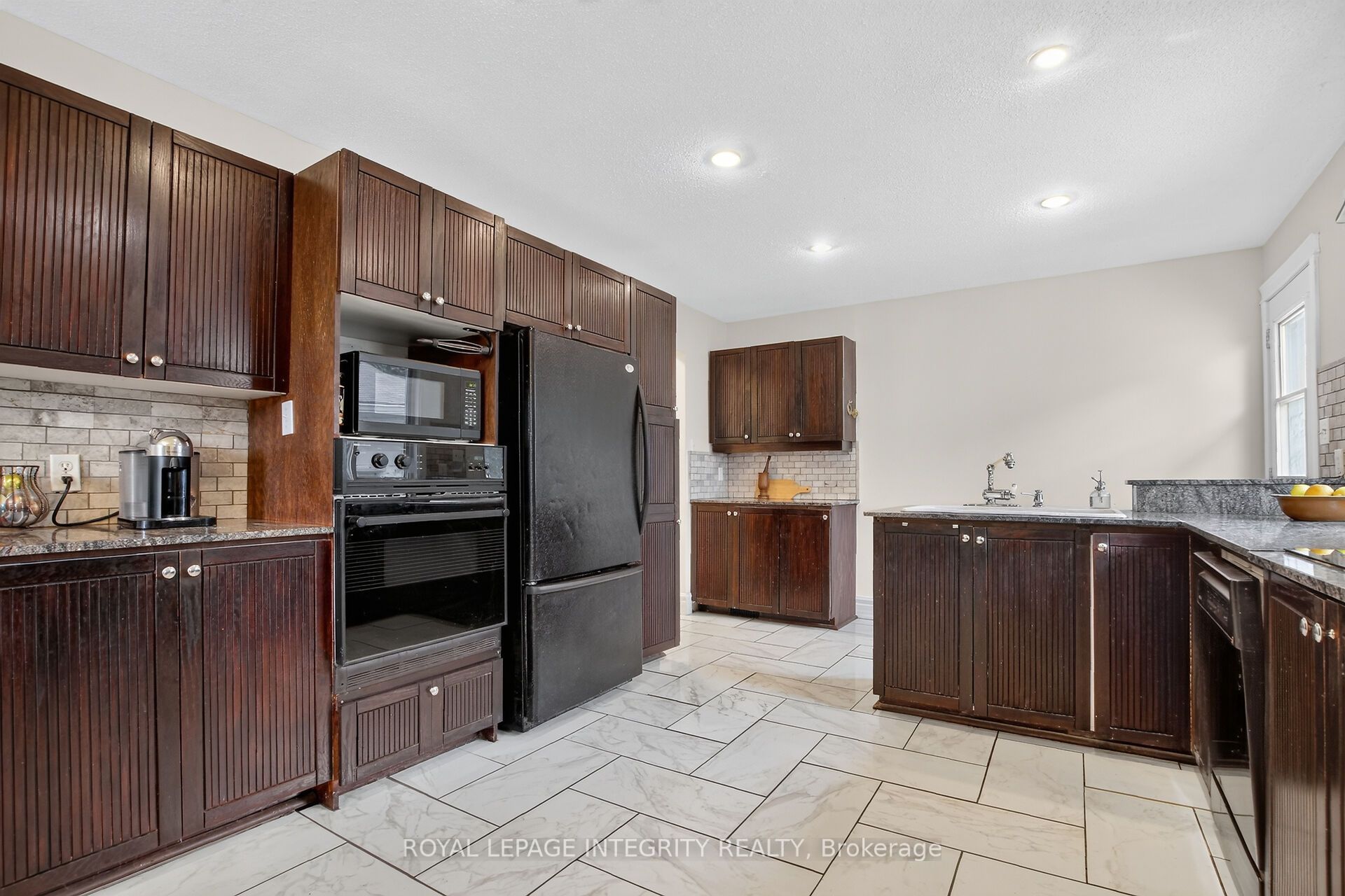 333 Charron Street Property Photo 11