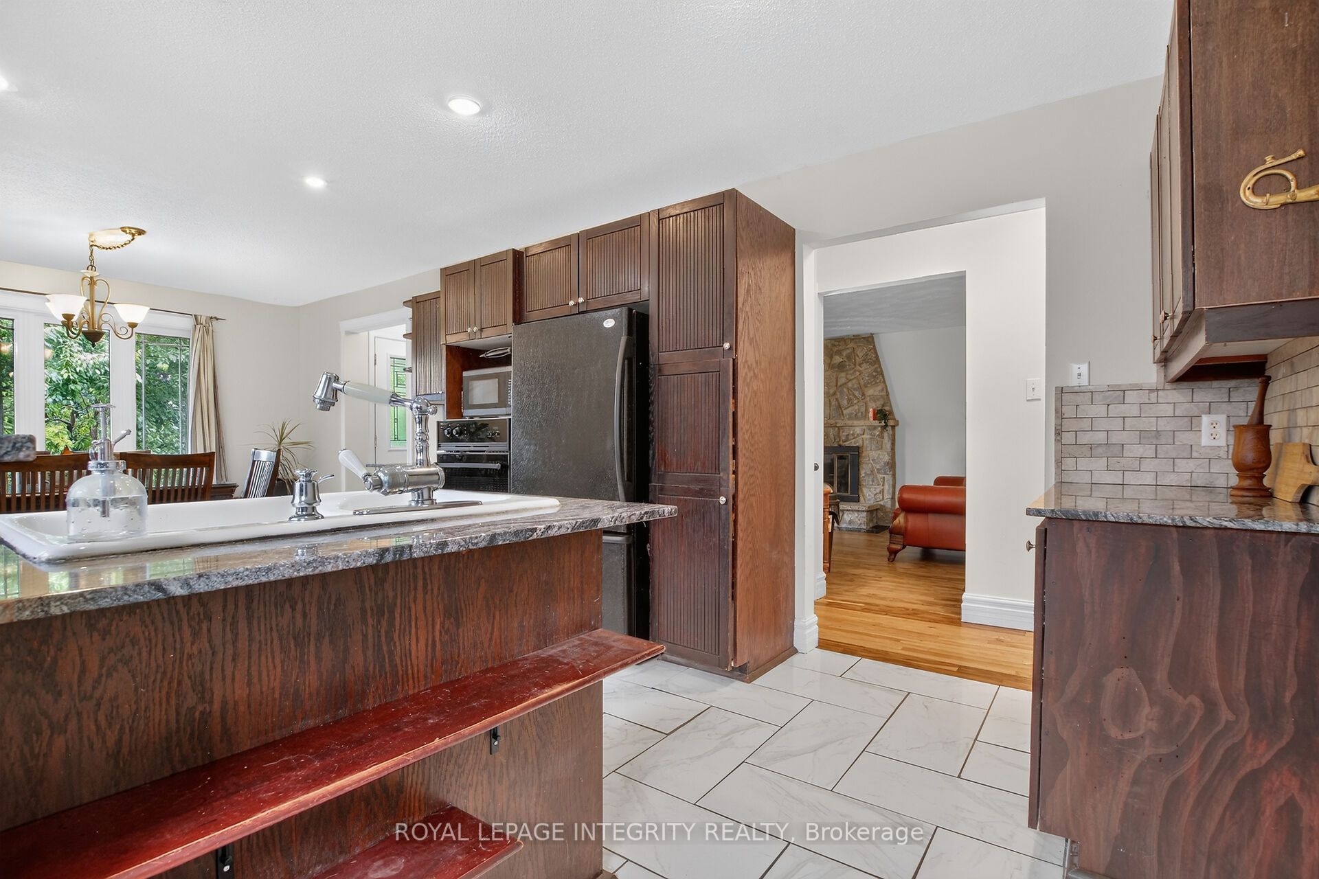 333 Charron Street Property Photo 12