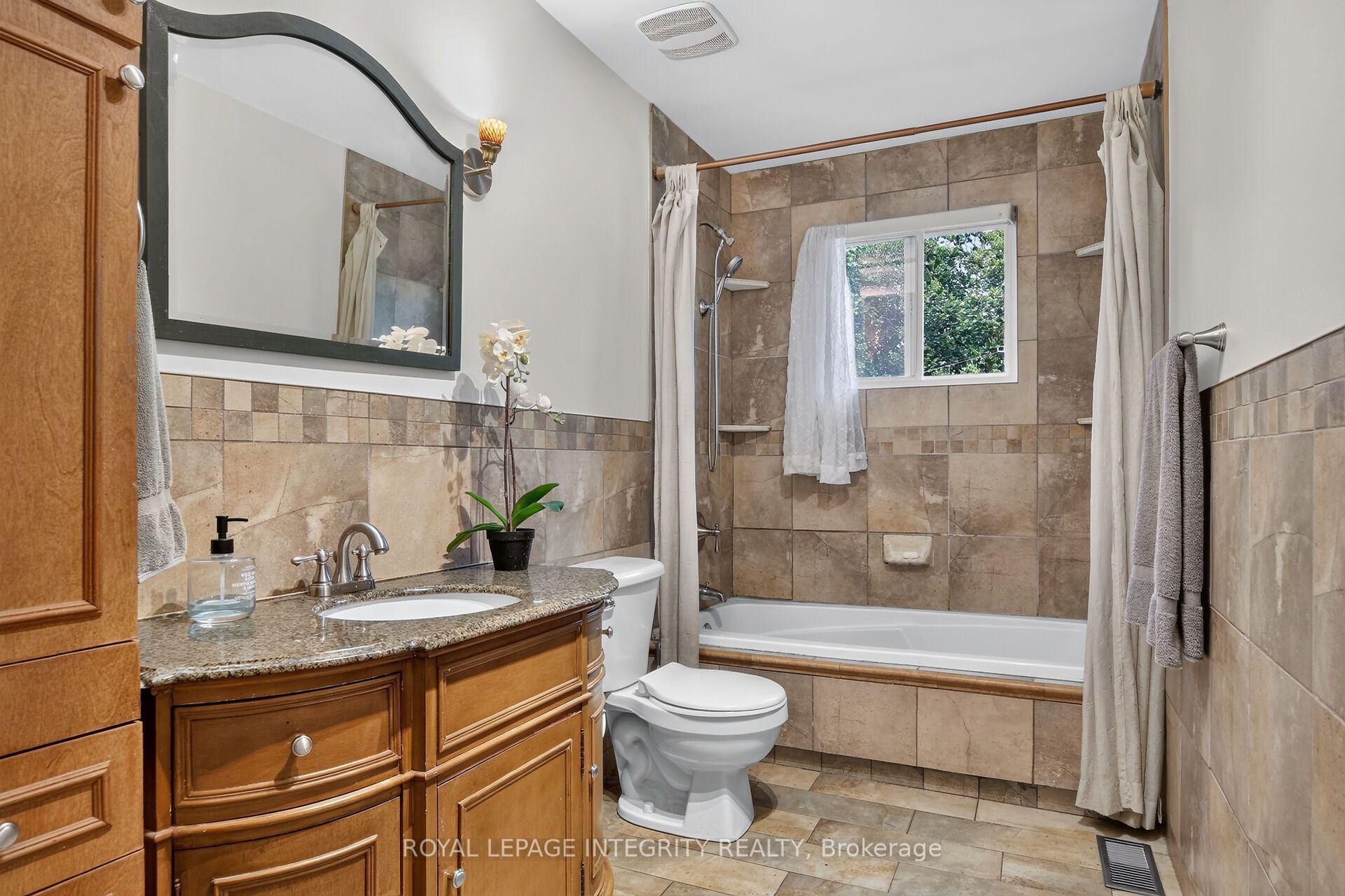 333 Charron Street Property Photo 16