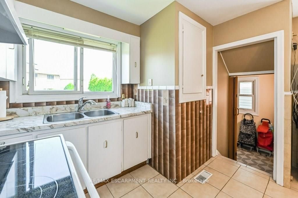 641 Limeridge Road E Property Photo 10