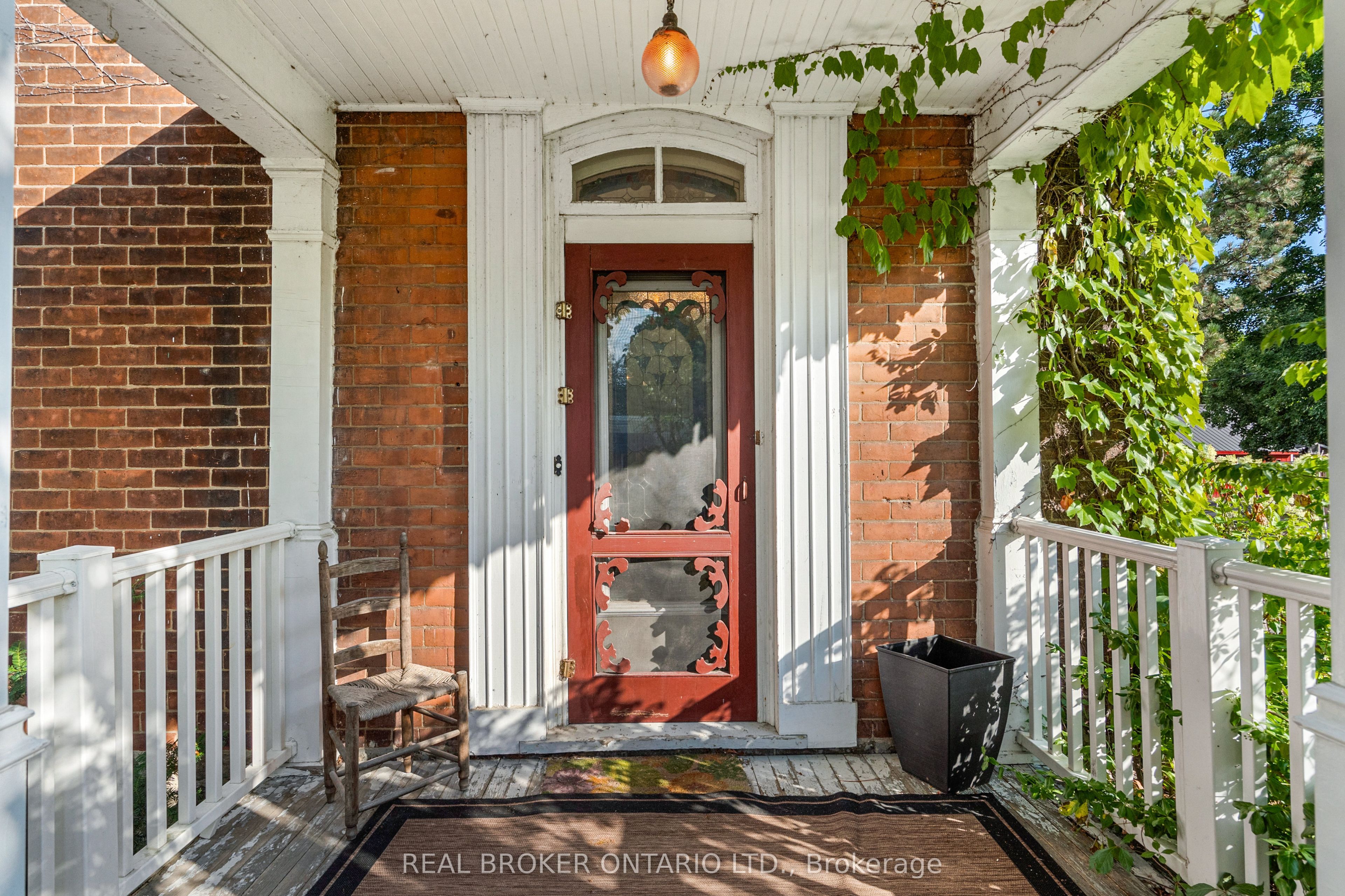 74 Lake Avenue W Property Photo 2