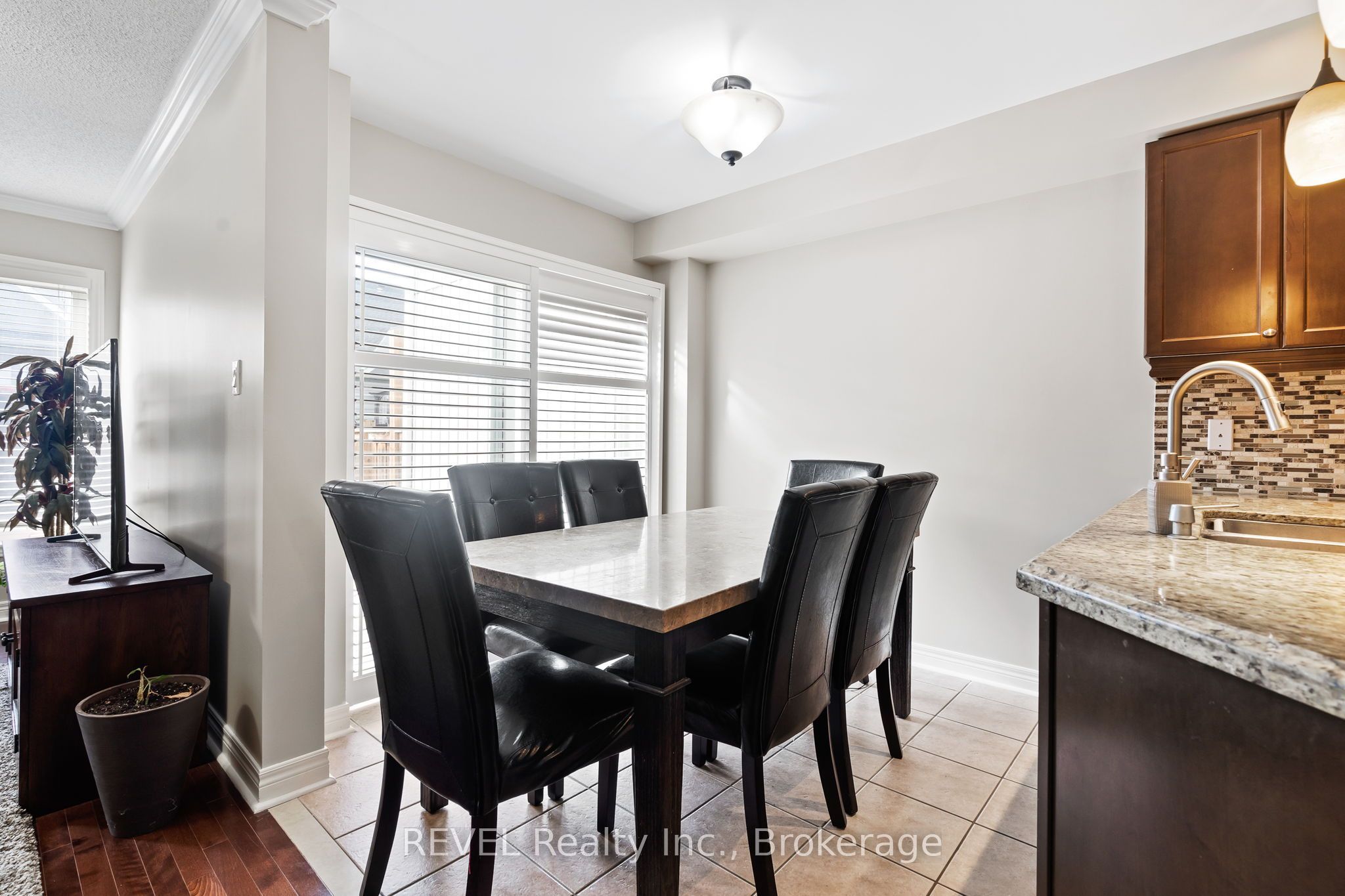 25 Colonel Lyall Street Property Photo 8