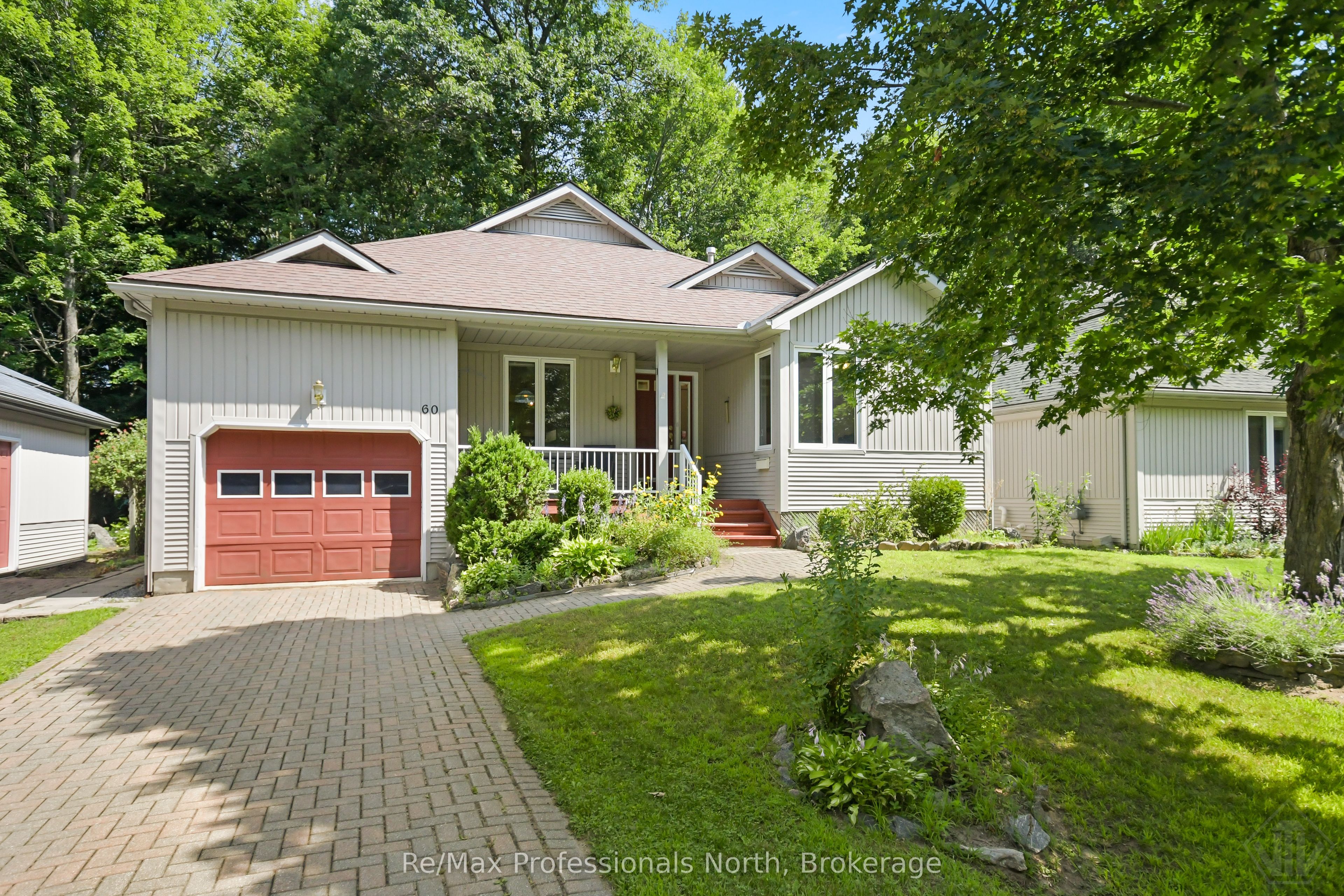 60 Pineridge Gate Property Photo 1