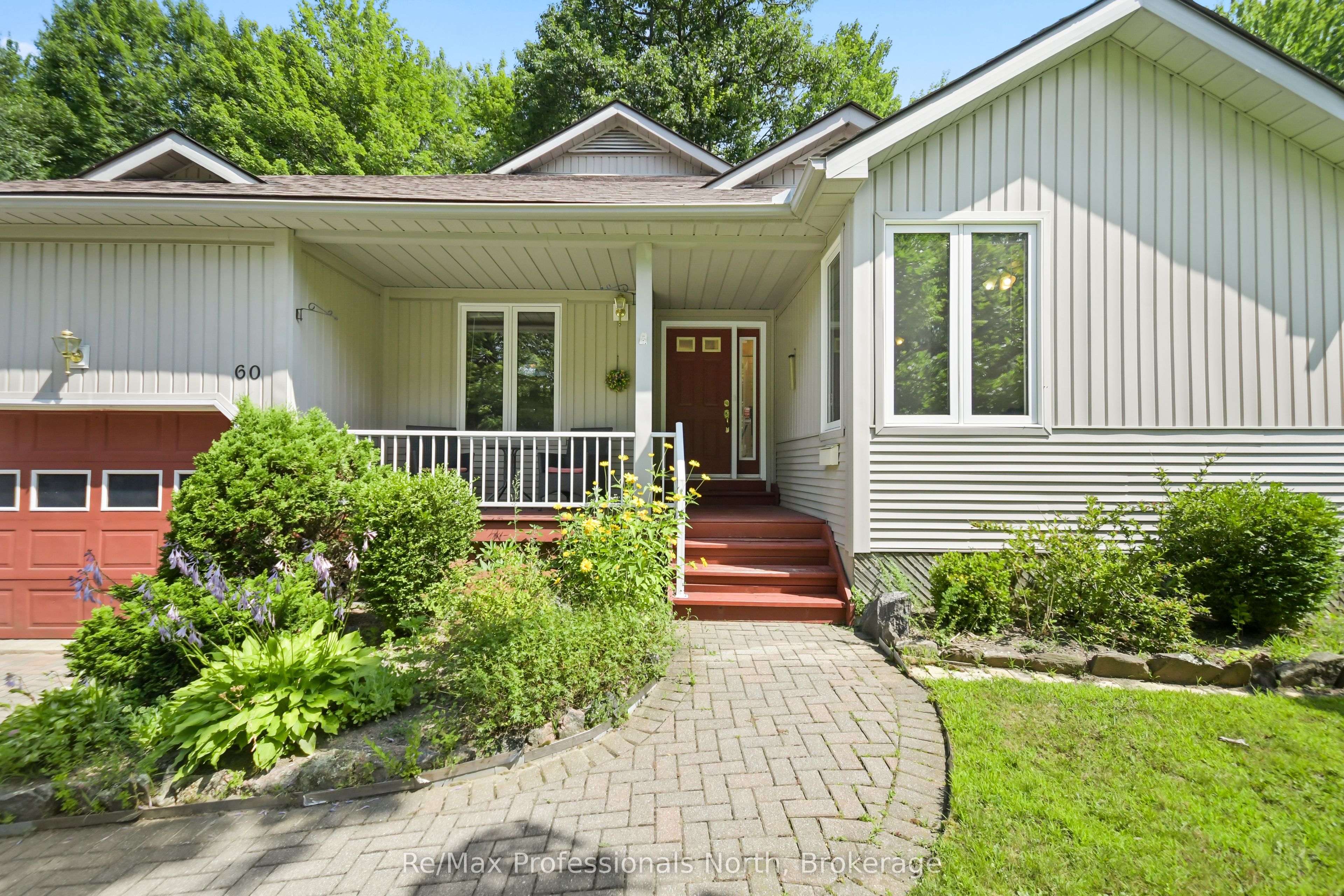 60 Pineridge Gate Property Photo 2