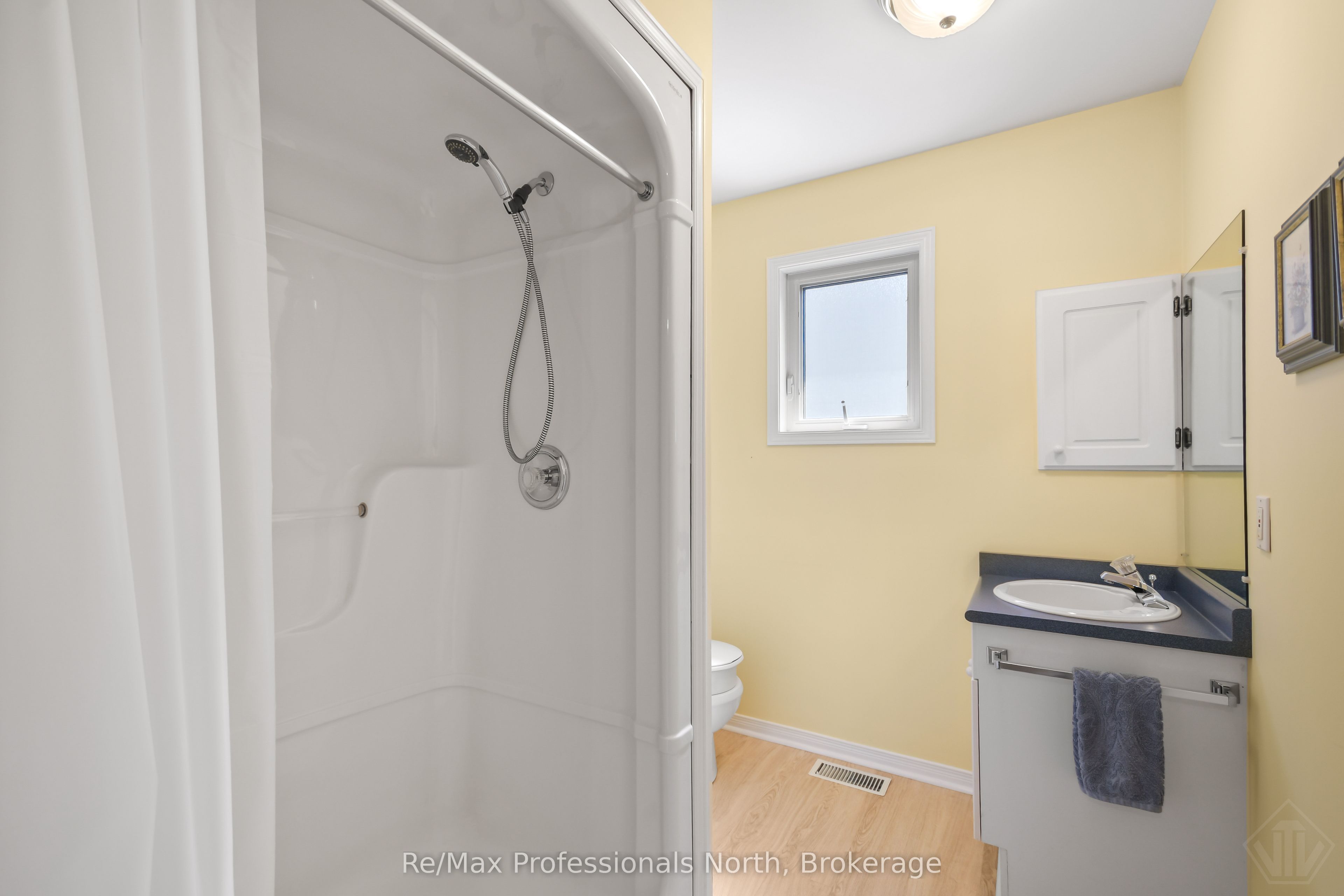 60 Pineridge Gate Property Photo 4