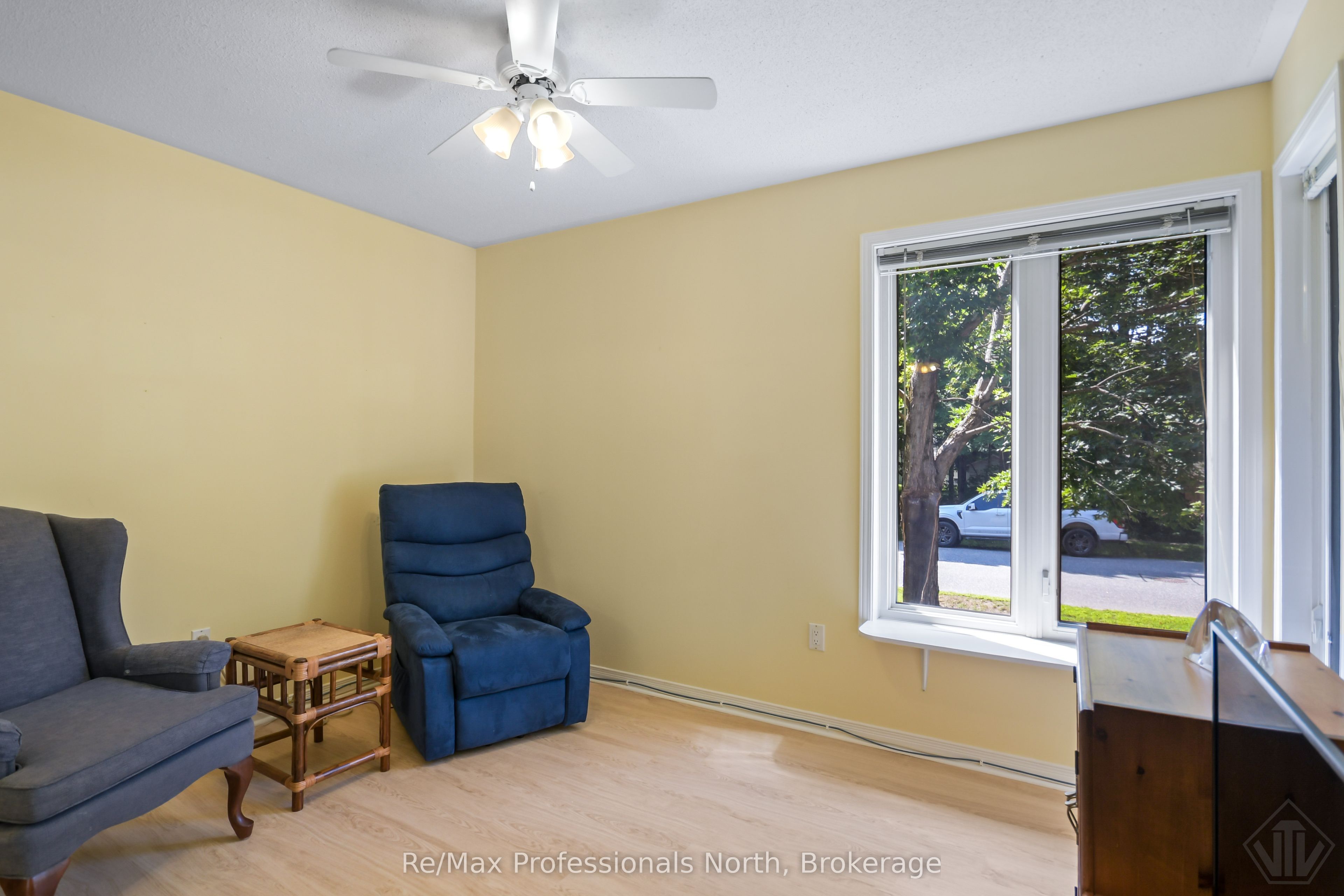 60 Pineridge Gate Property Photo 5