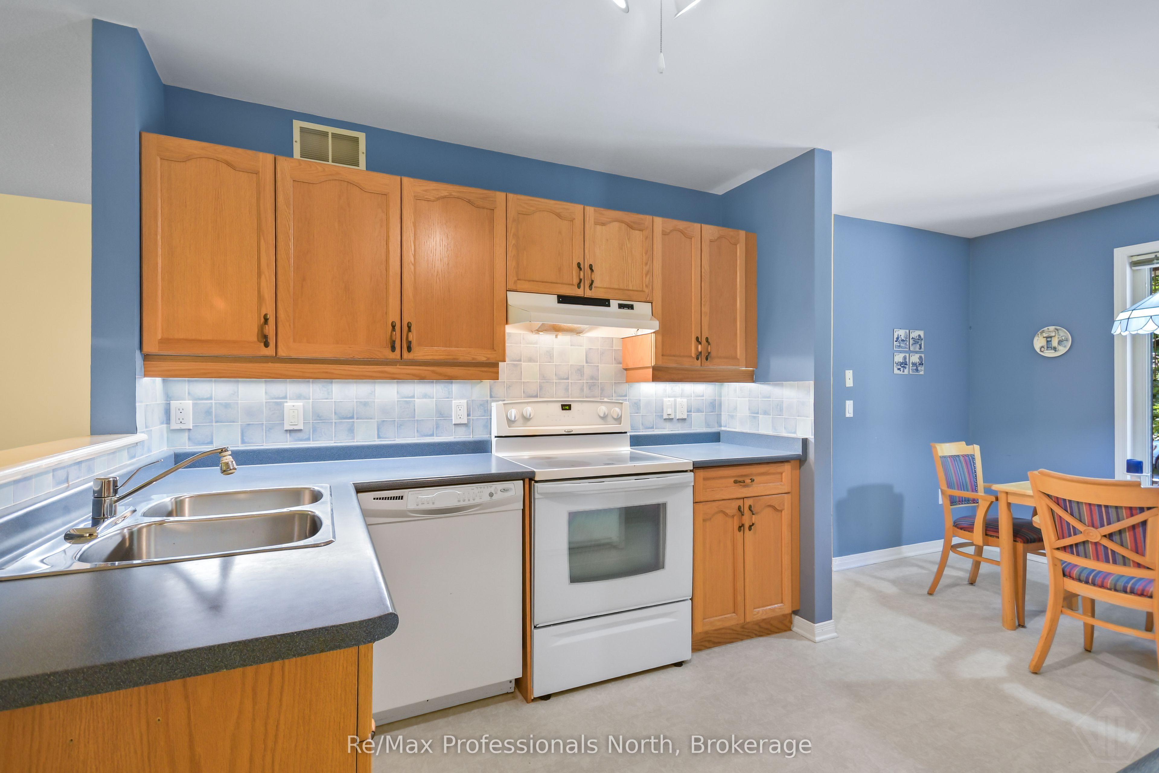 60 Pineridge Gate Property Photo 11