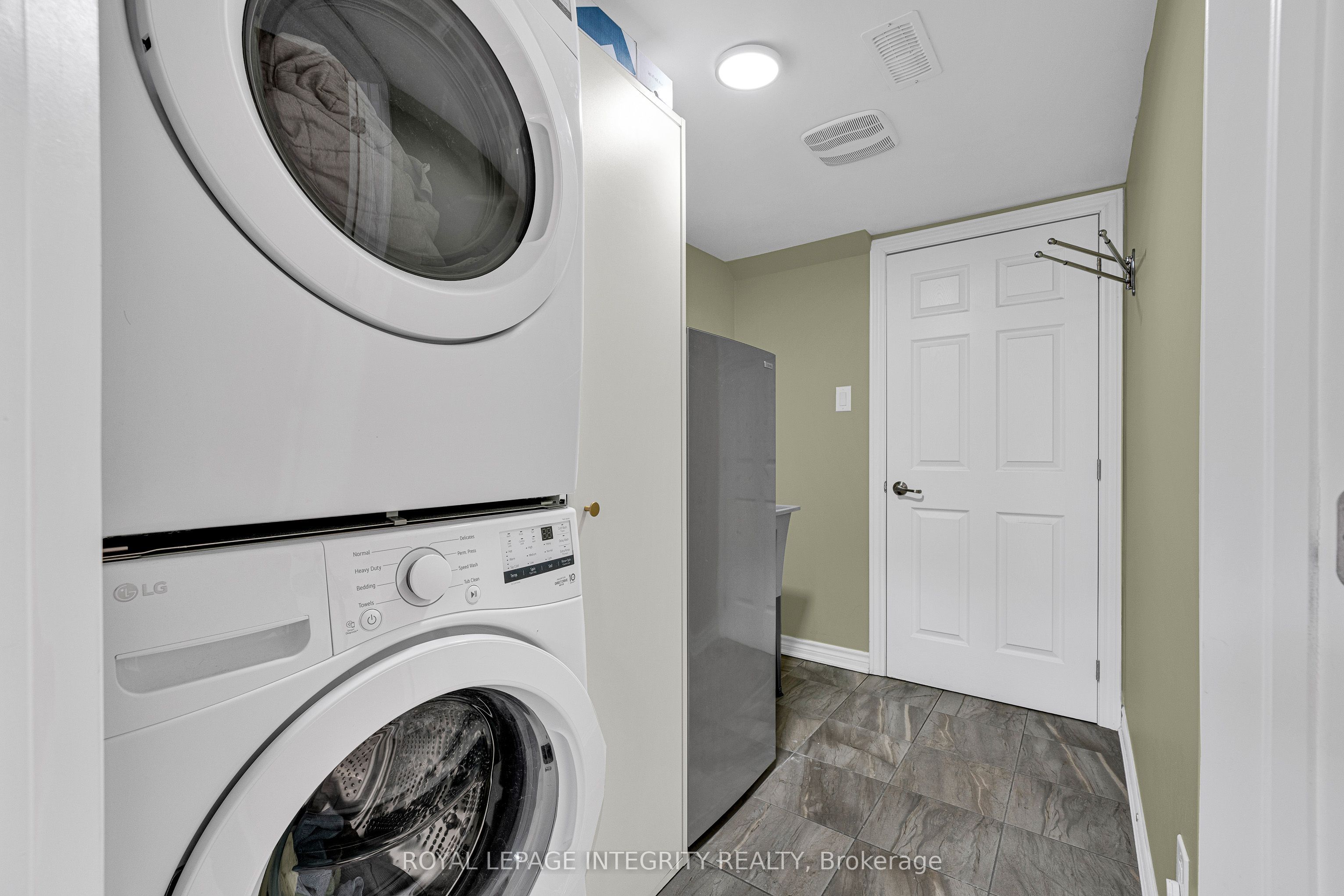 338 Pumpkinseed Crescent Property Photo 7