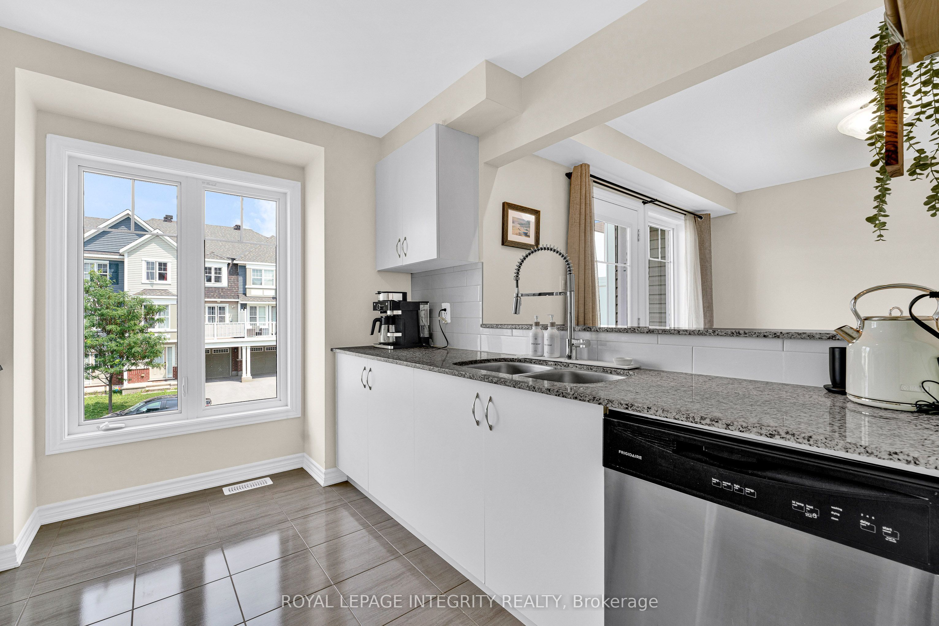 338 Pumpkinseed Crescent Property Photo 14