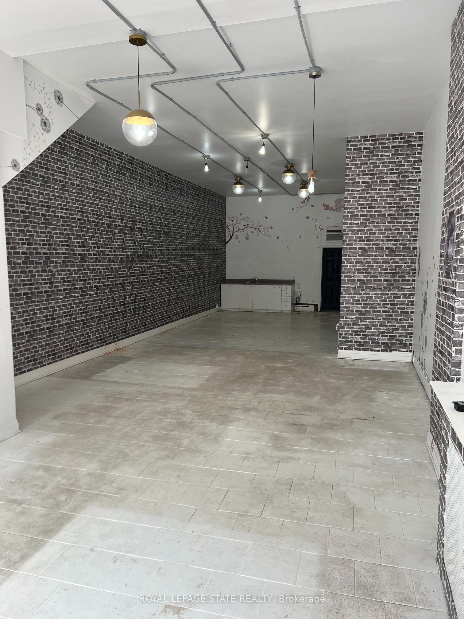 599 King Street E Property Photo 4