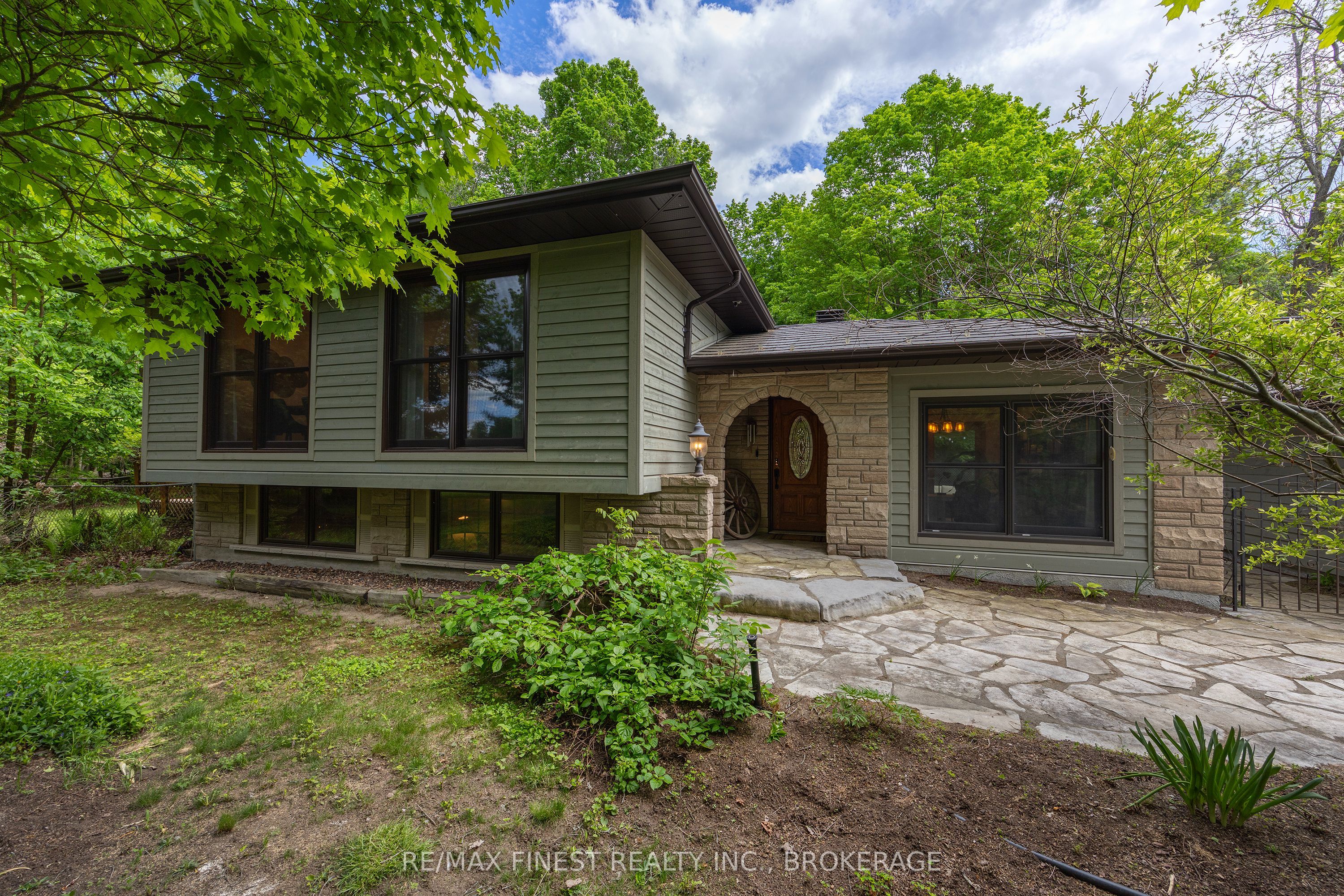 1465 Middle Road Property Photo 1