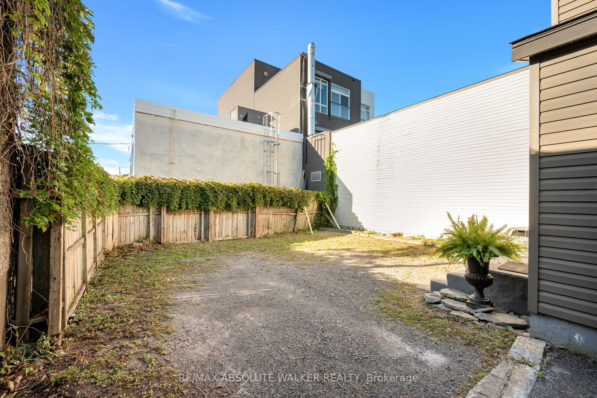 383 Danforth Avenue Property Photo 32