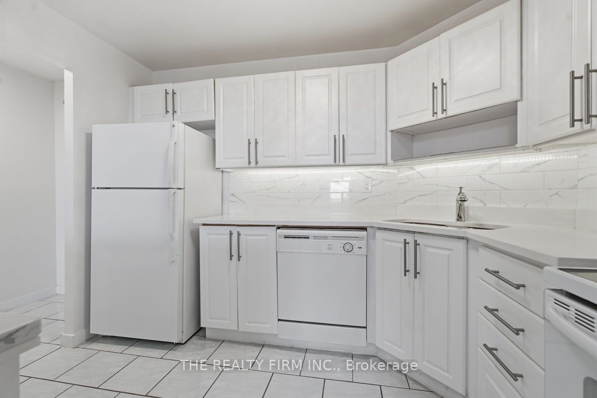 858 Commissioners Road E 1206 Property Photo 15