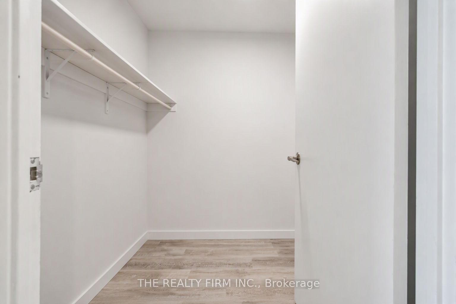 858 Commissioners Road E 1206 Property Photo 22