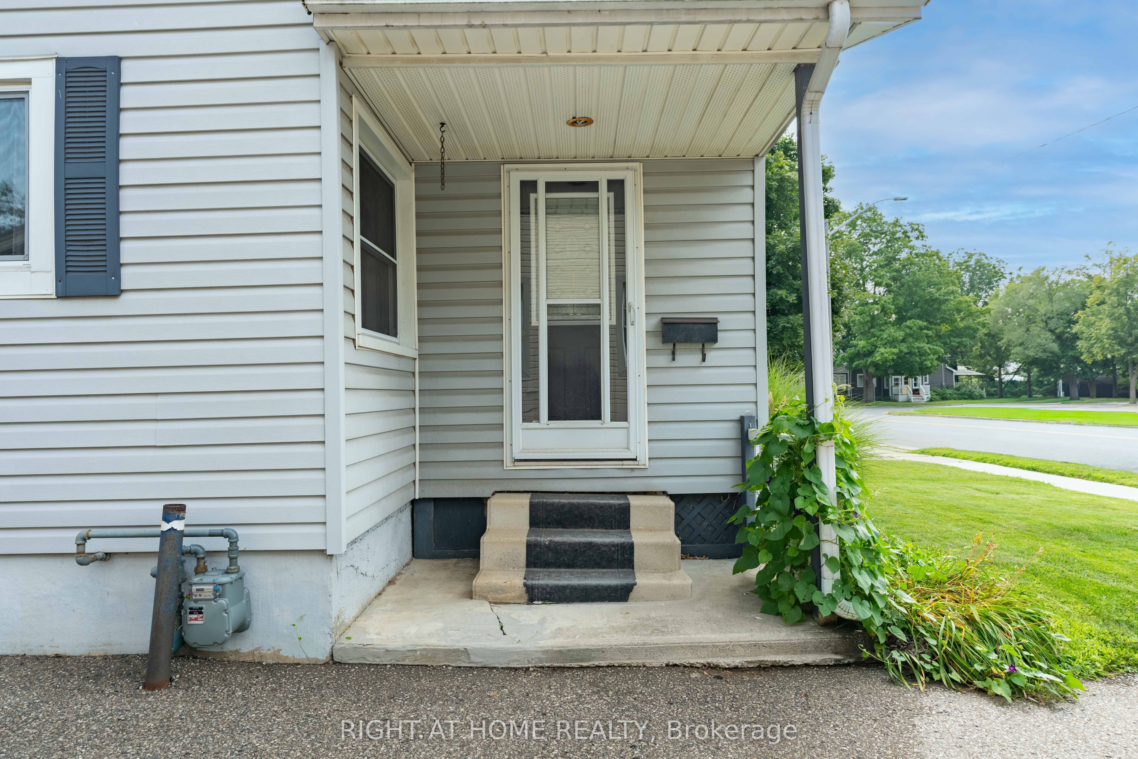 335 Talbot Street E Property Photo 2