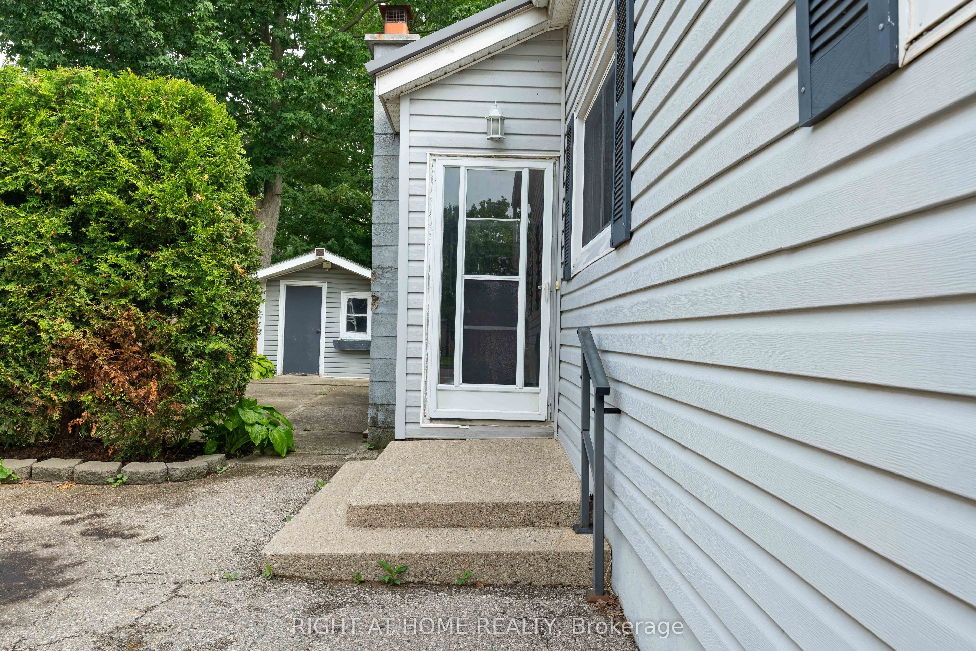 335 Talbot Street E Property Photo 4