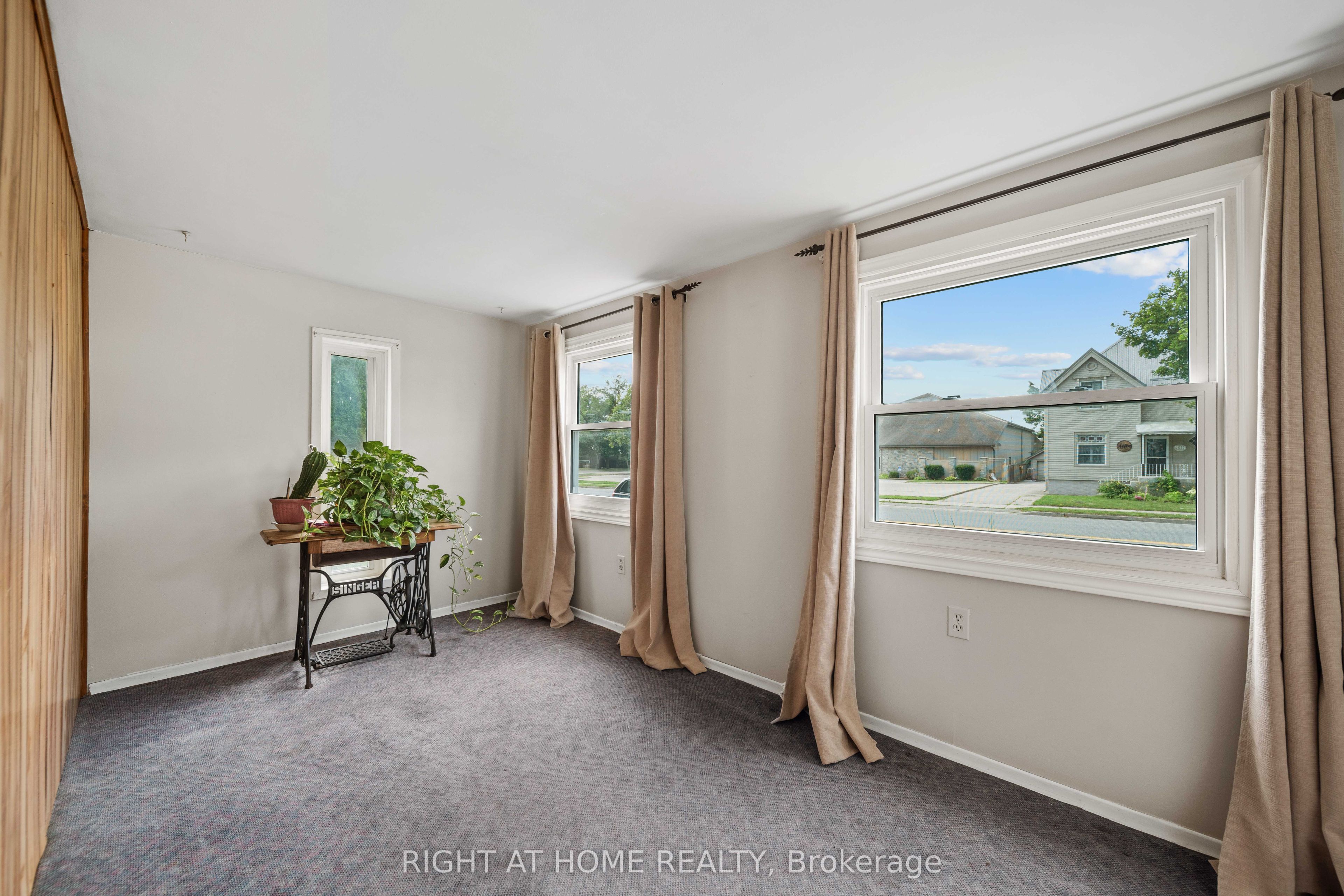 335 Talbot Street E Property Photo 6