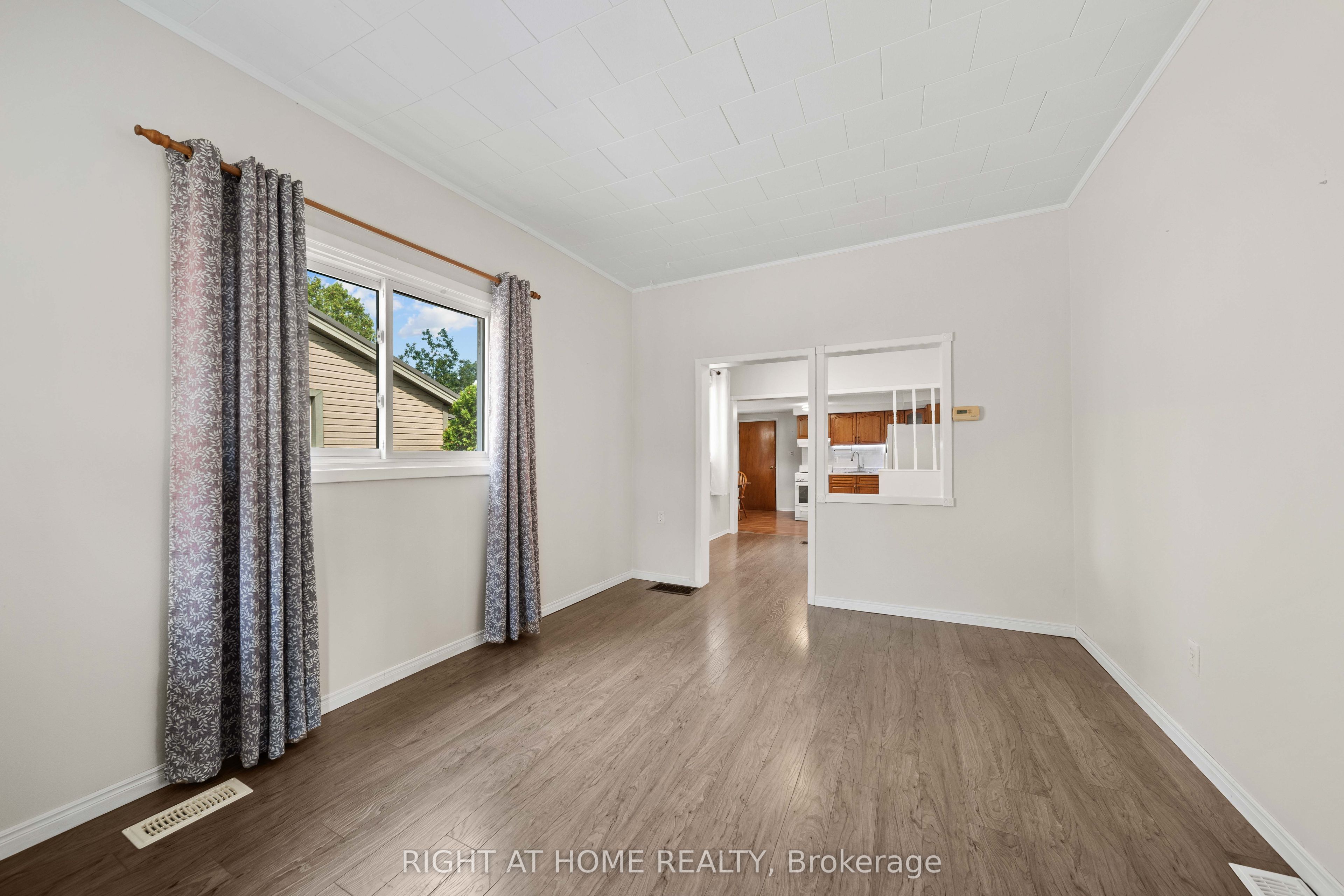 335 Talbot Street E Property Photo 9