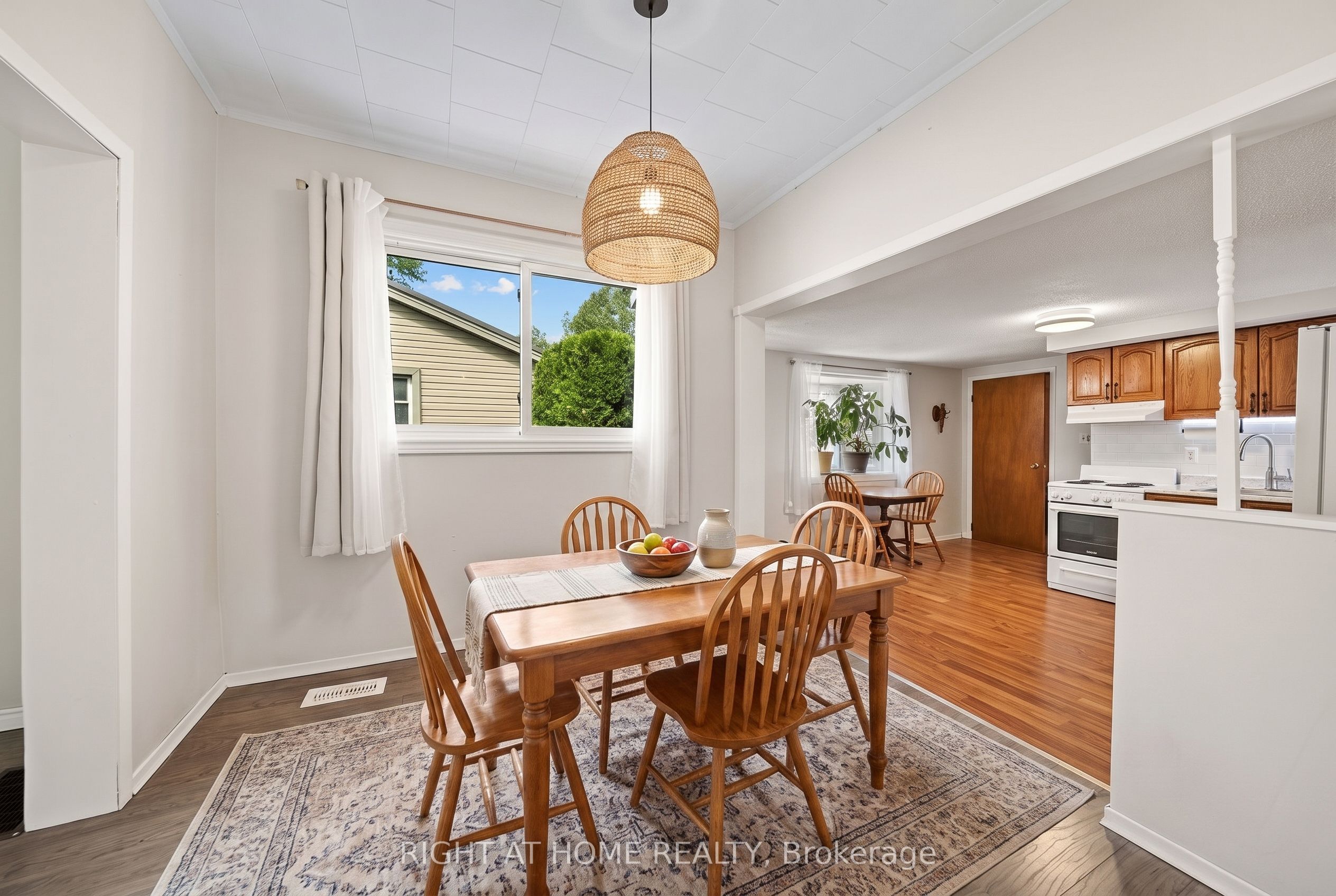 335 Talbot Street E Property Photo 11