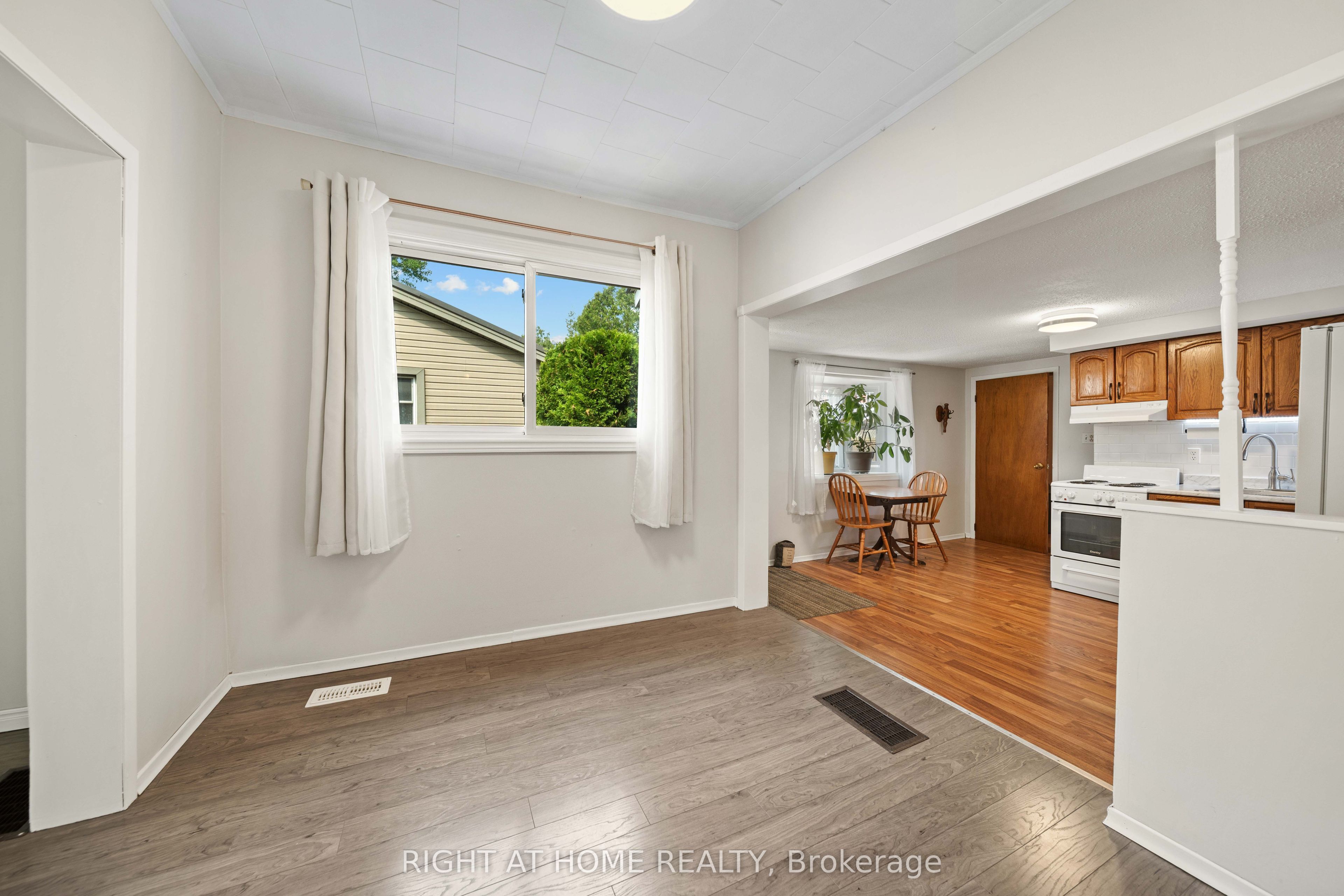335 Talbot Street E Property Photo 12