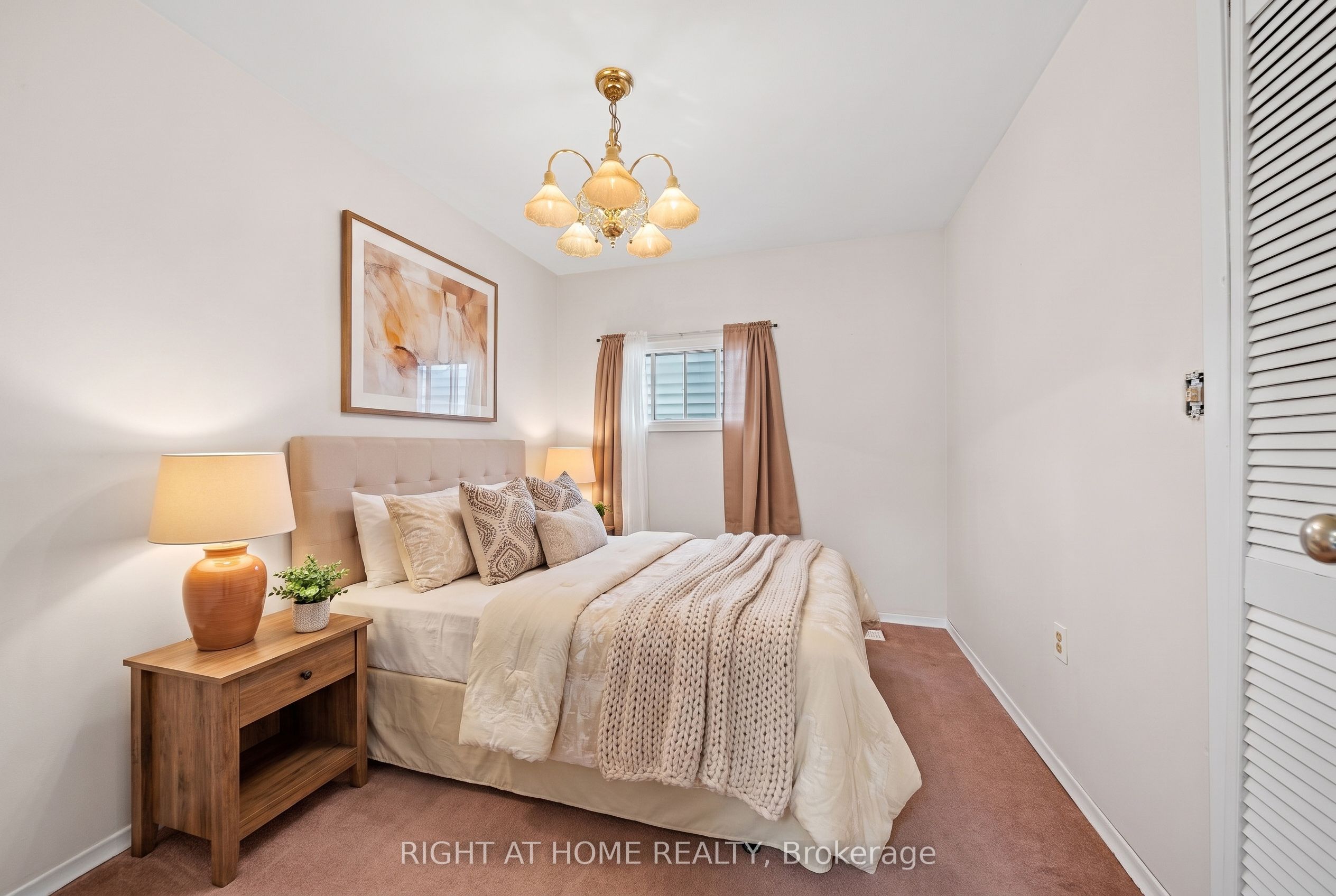 335 Talbot Street E Property Photo 14