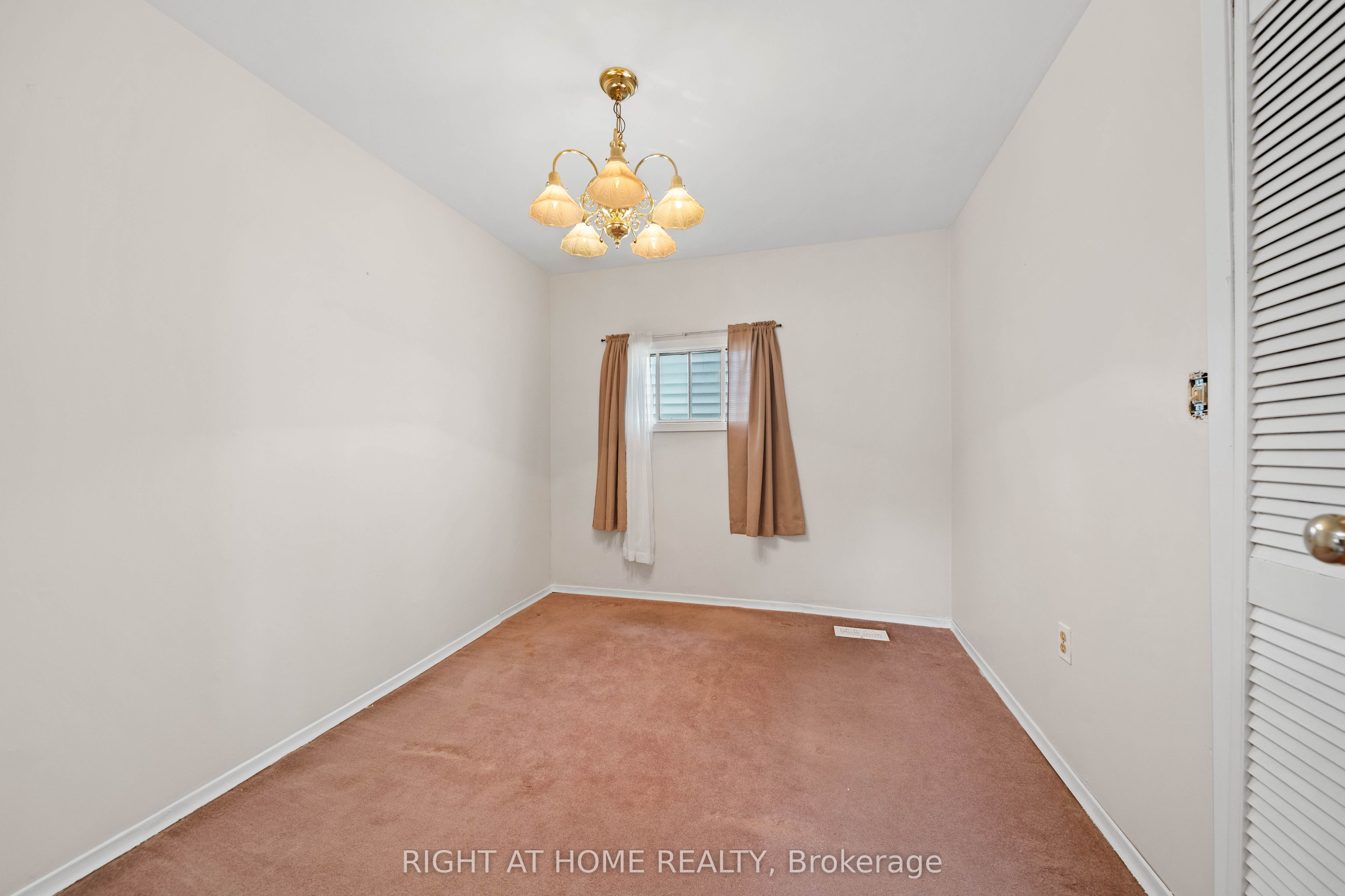 335 Talbot Street E Property Photo 15