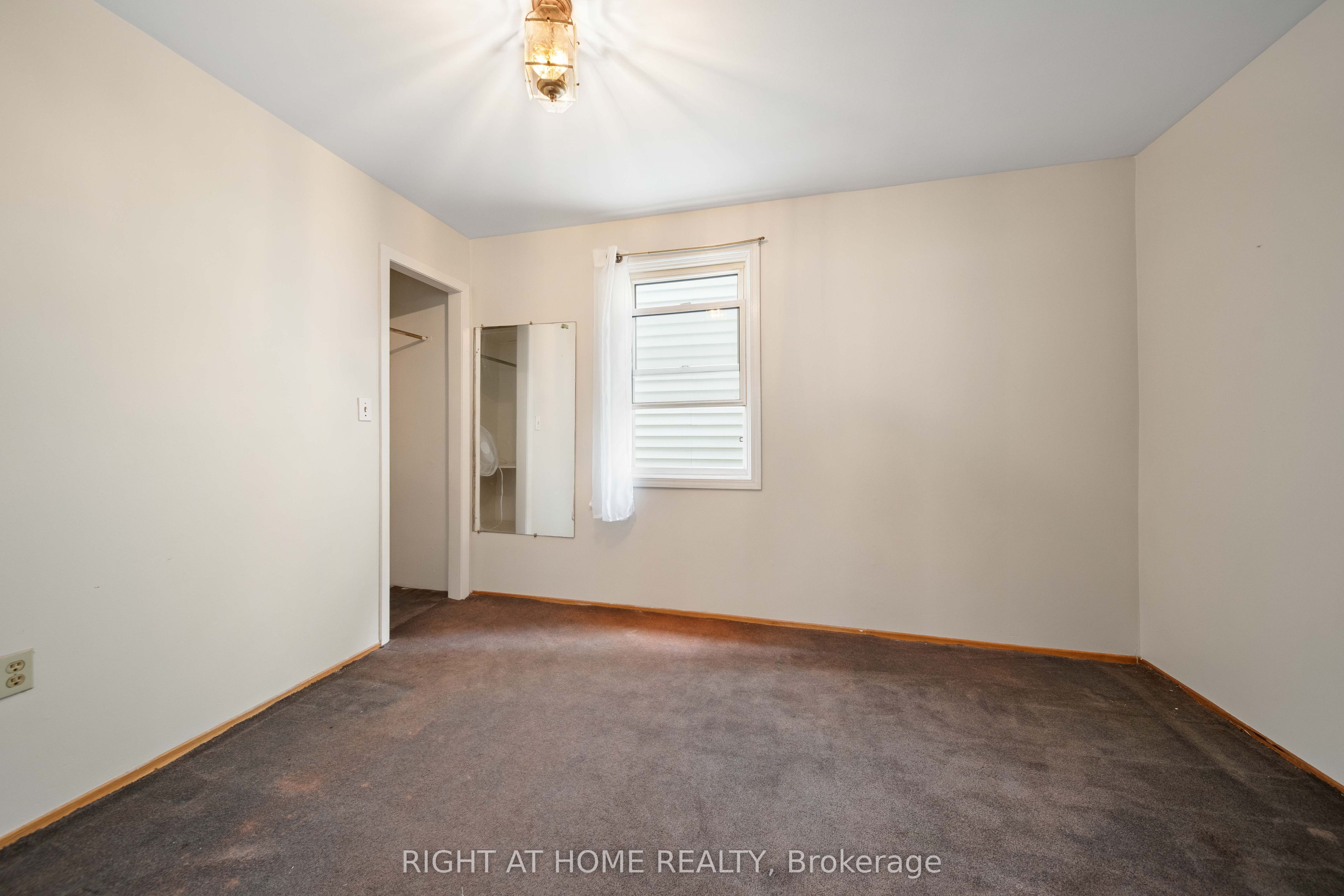 335 Talbot Street E Property Photo 17