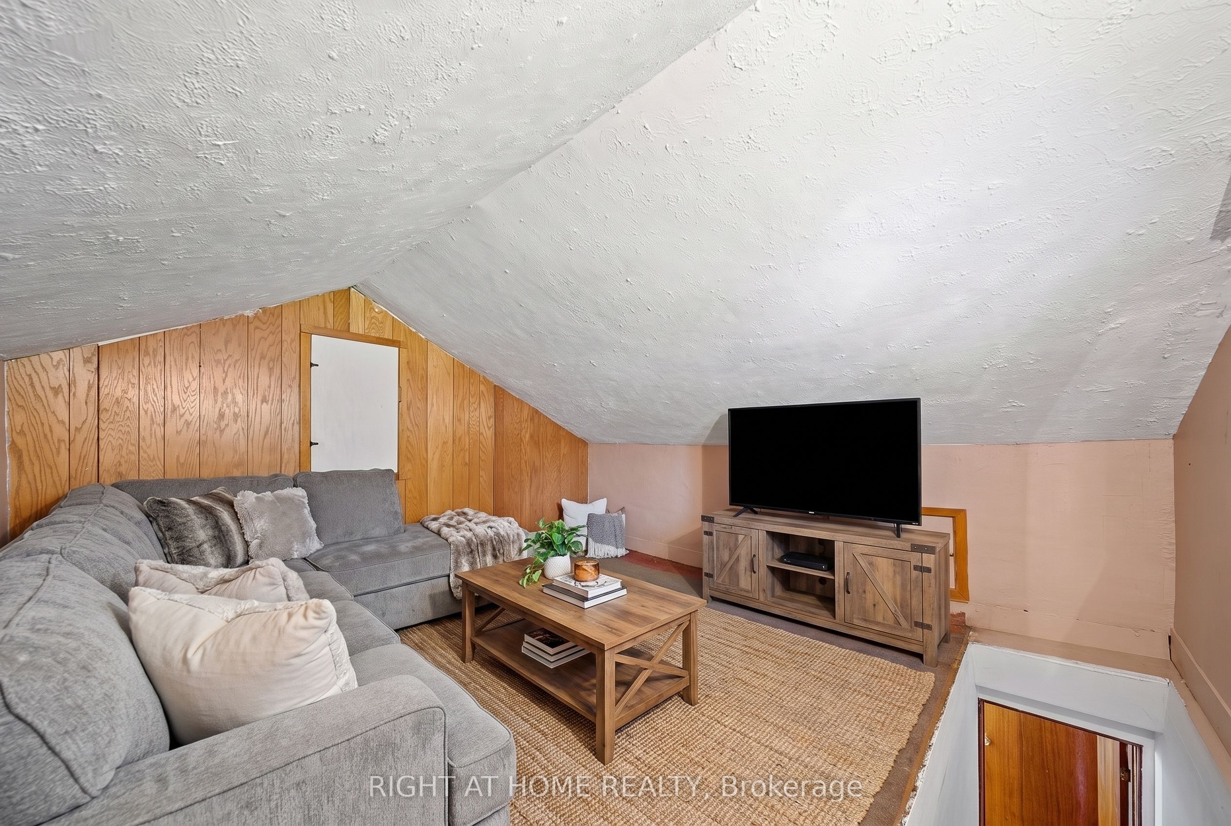 335 Talbot Street E Property Photo 18
