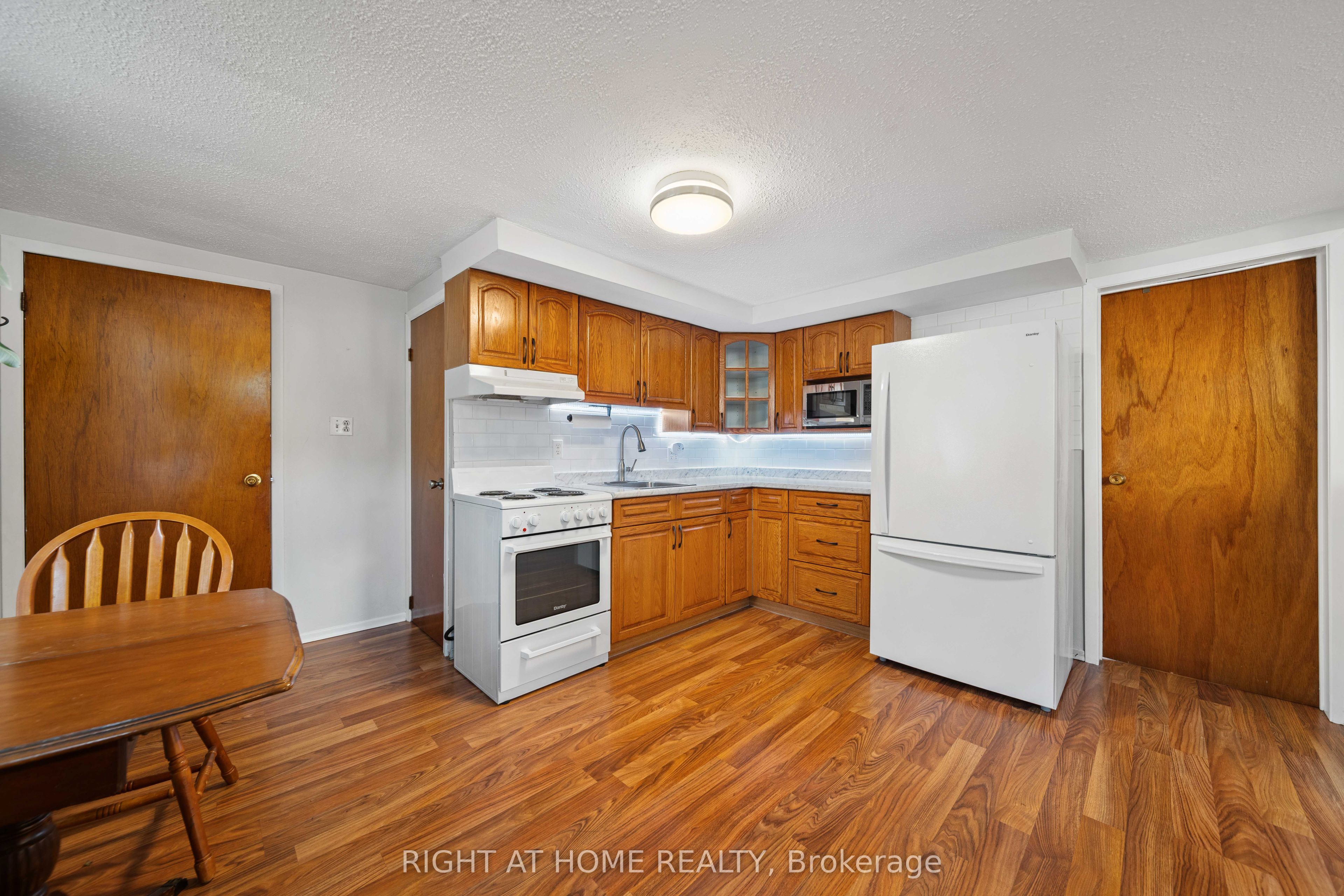 335 Talbot Street E Property Photo 20