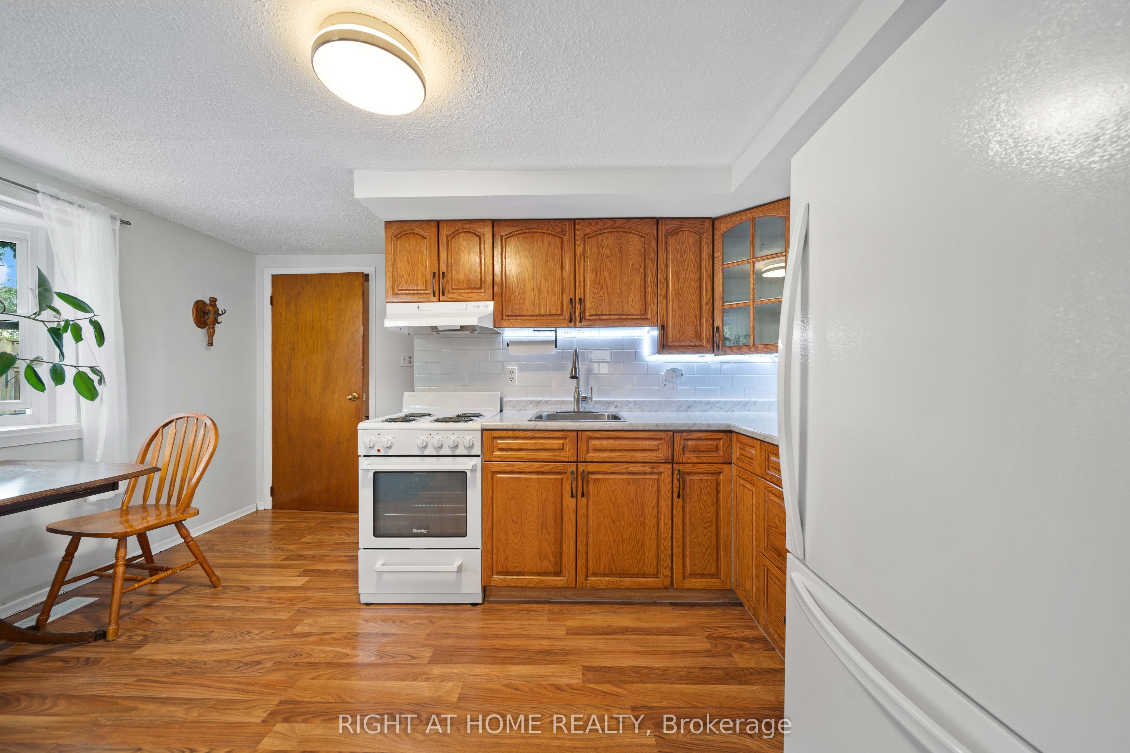 335 Talbot Street E Property Photo 22