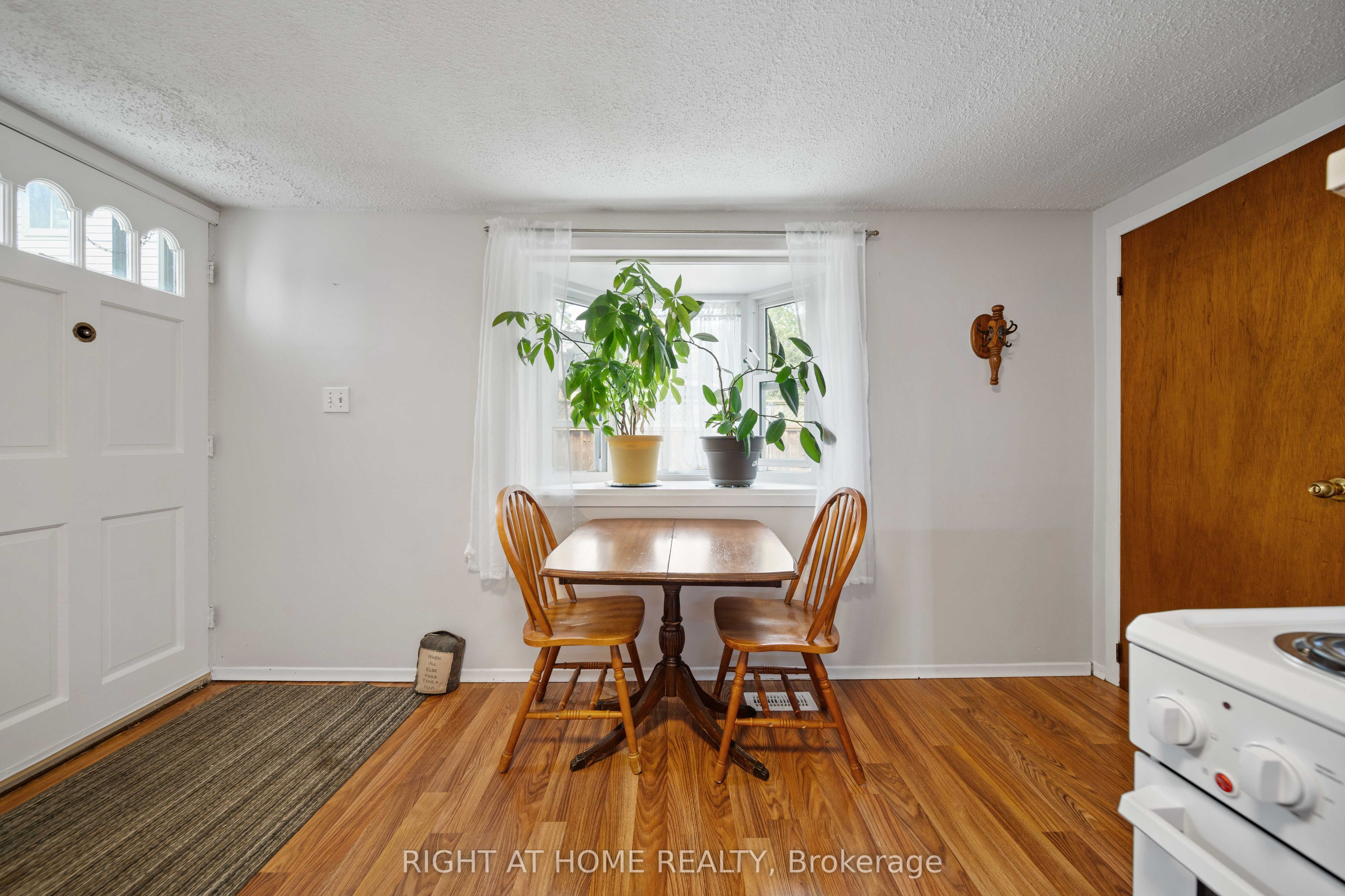 335 Talbot Street E Property Photo 23