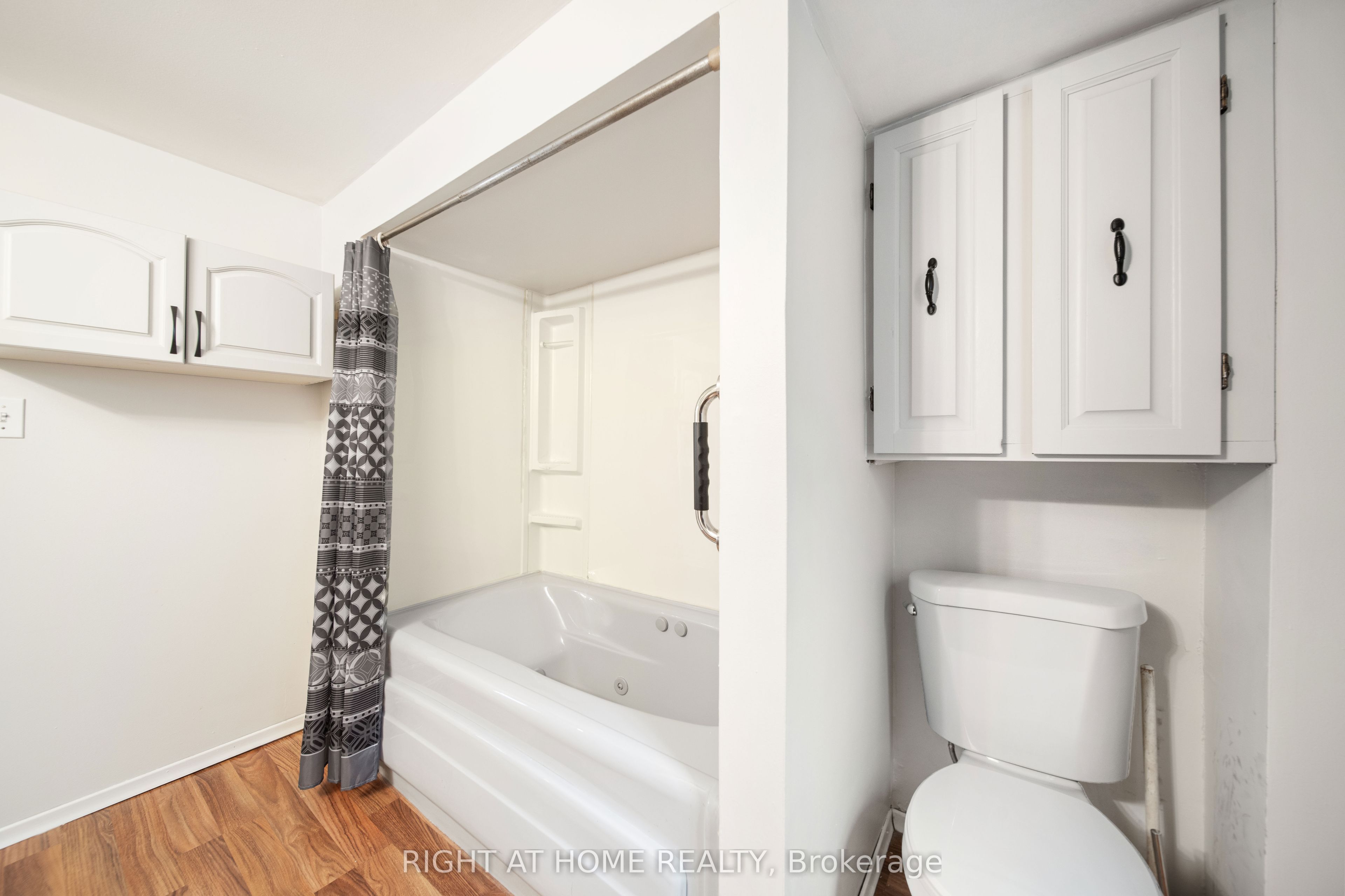 335 Talbot Street E Property Photo 26