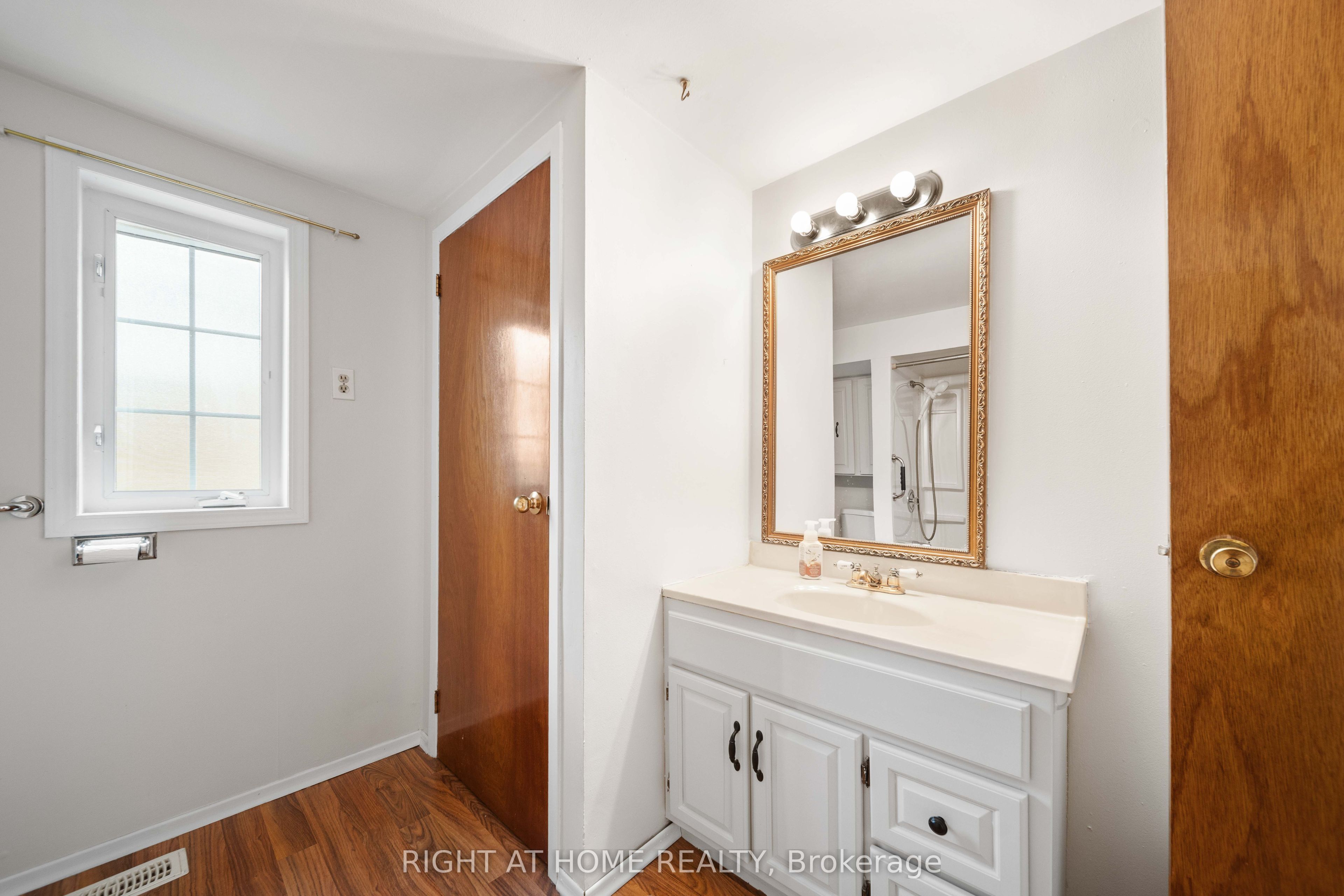 335 Talbot Street E Property Photo 27