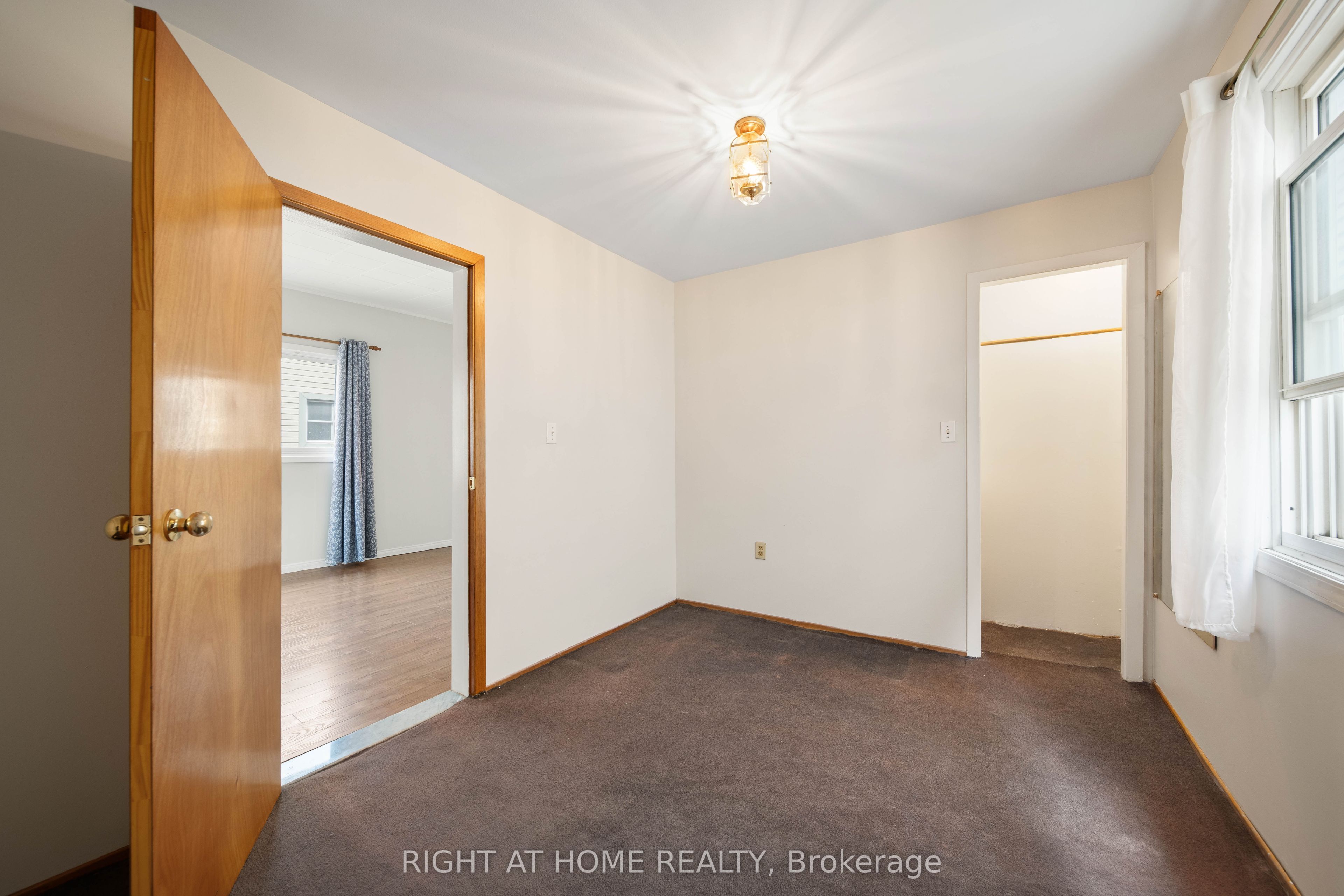 335 Talbot Street E Property Photo 28