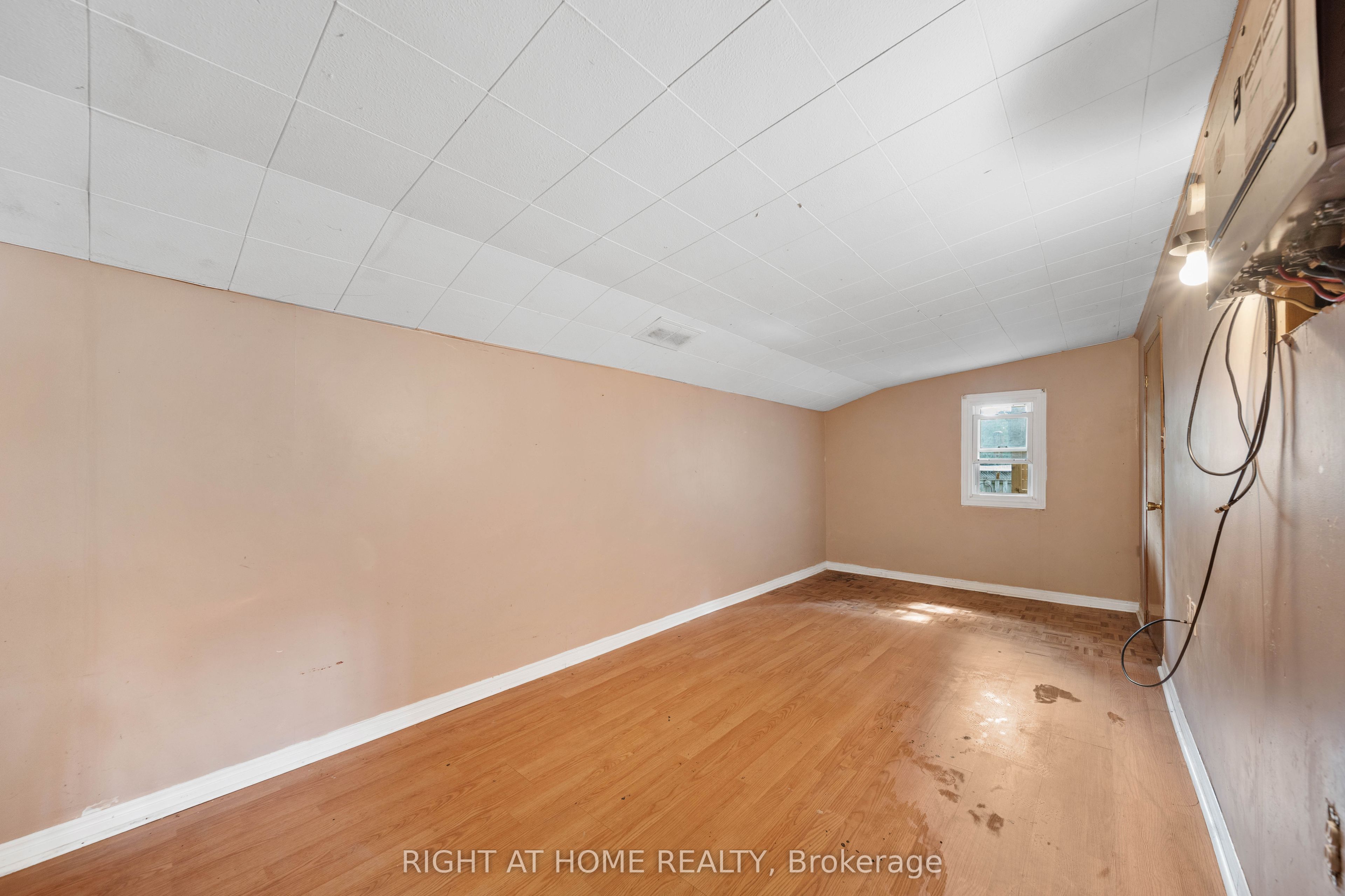 335 Talbot Street E Property Photo 29