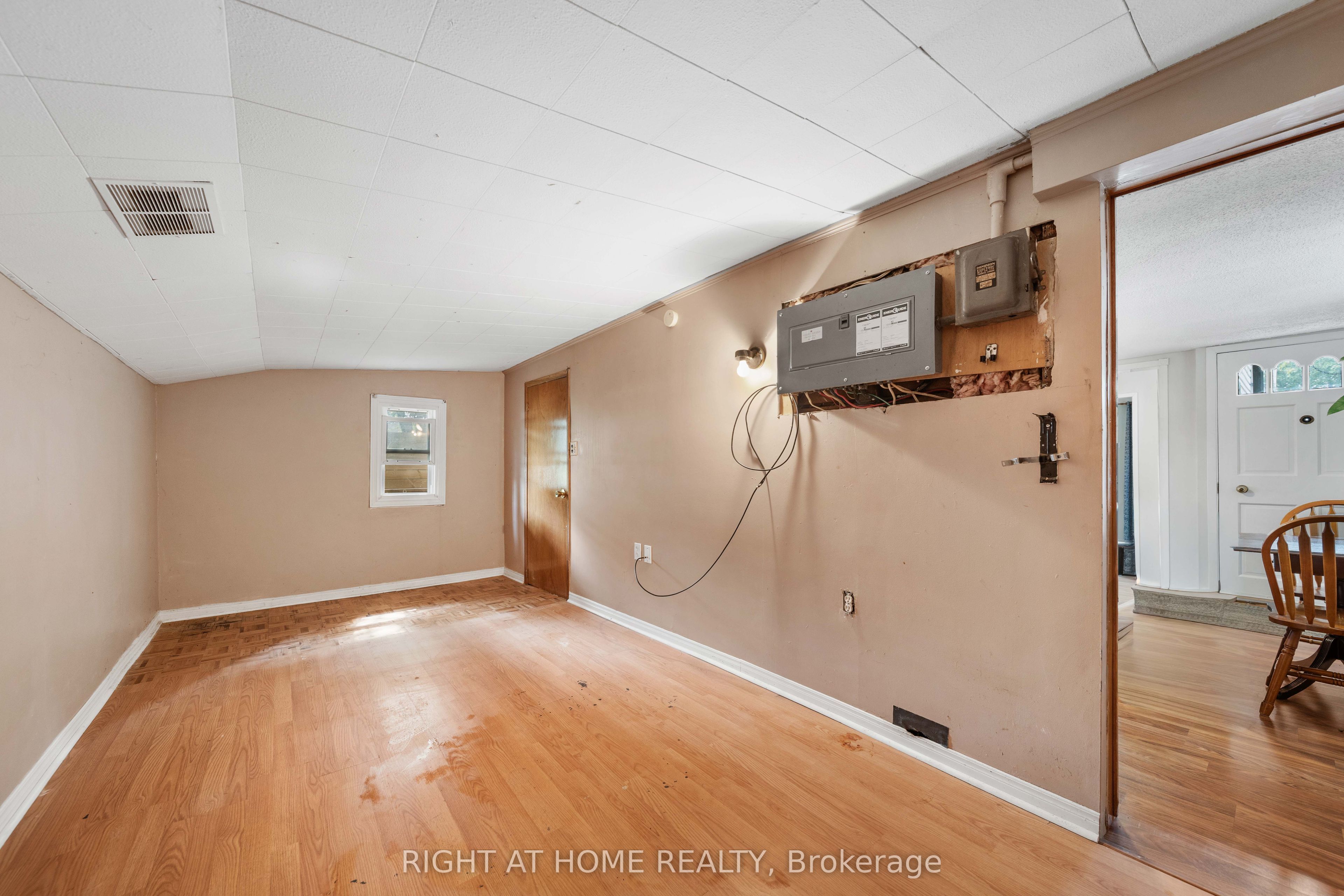 335 Talbot Street E Property Photo 30
