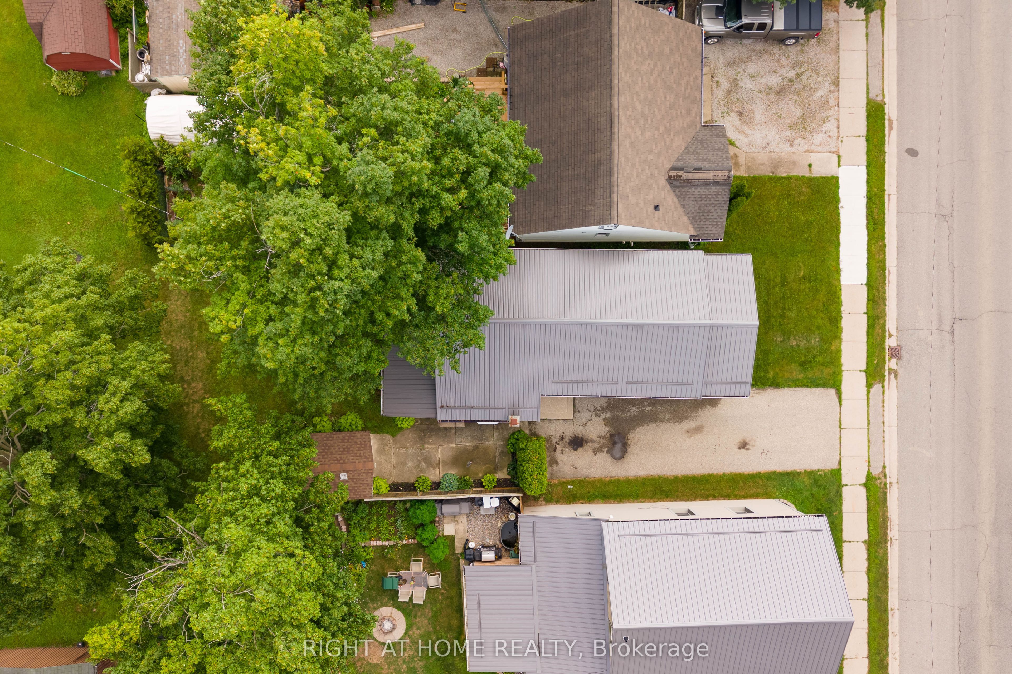 335 Talbot Street E Property Photo 36