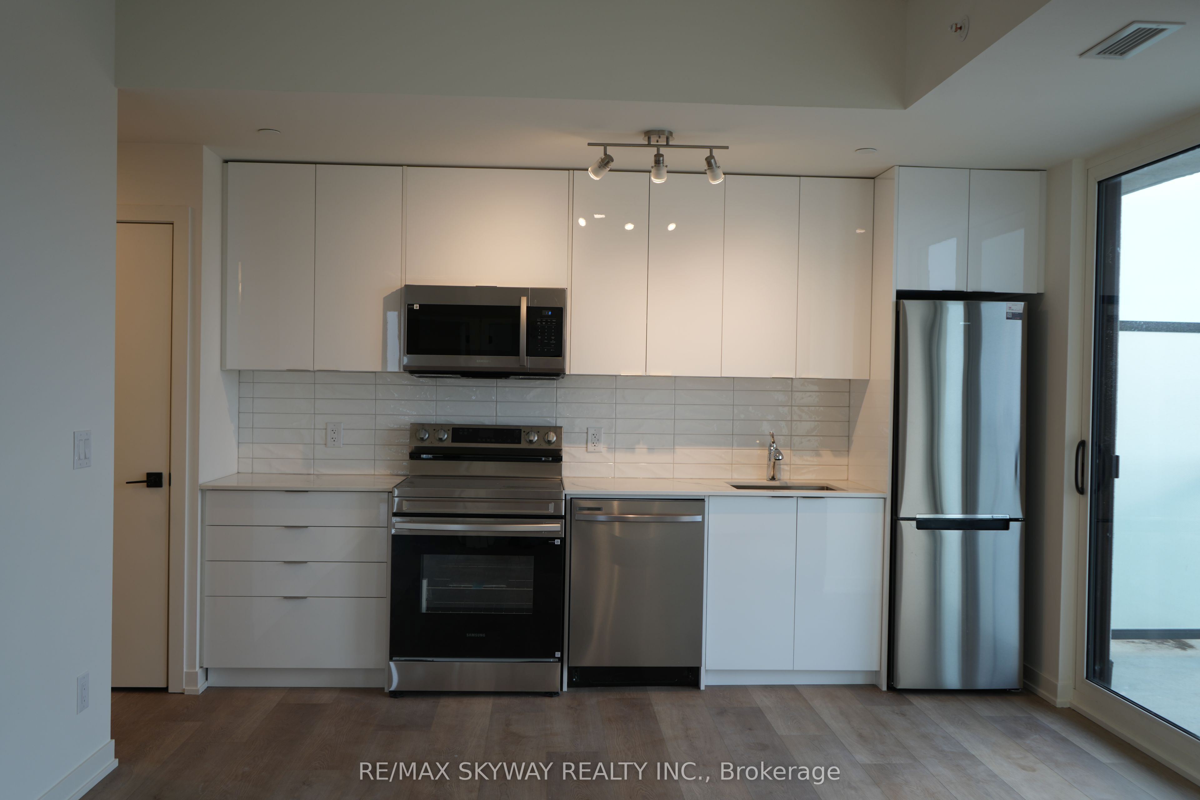 33 Erie Avenue 1501 Property Photo 2