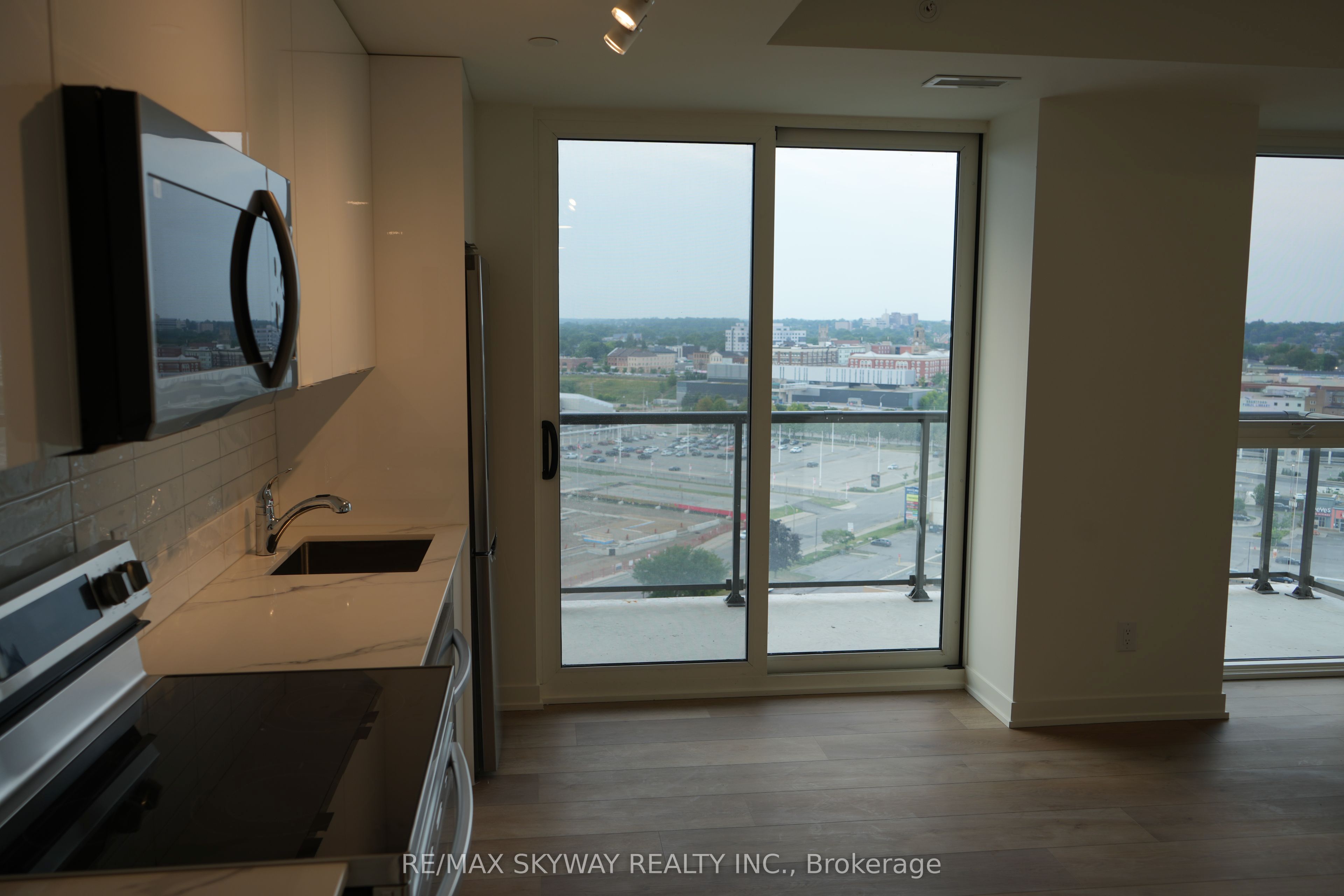 33 Erie Avenue 1501 Property Photo 4