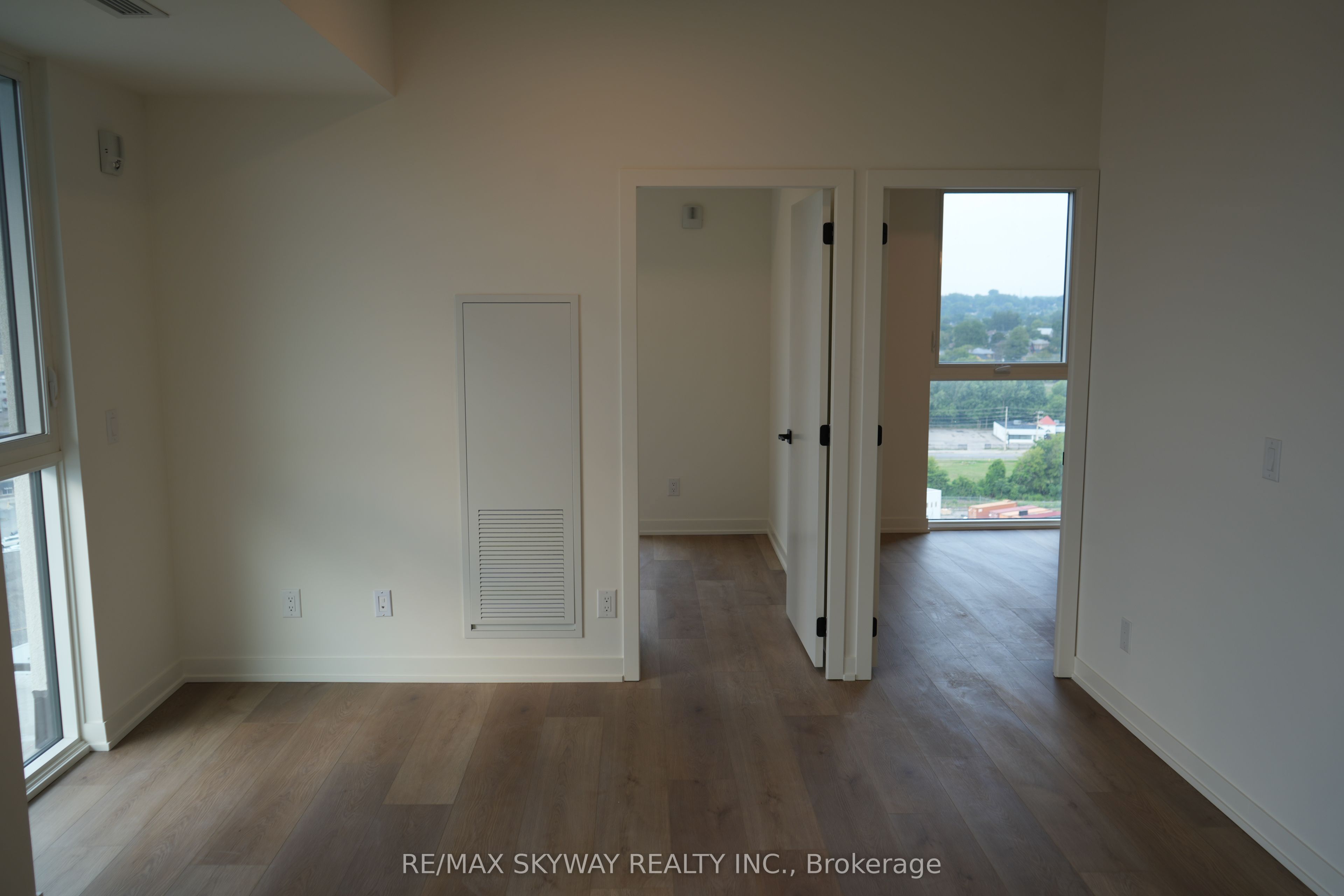 33 Erie Avenue 1501 Property Photo 6