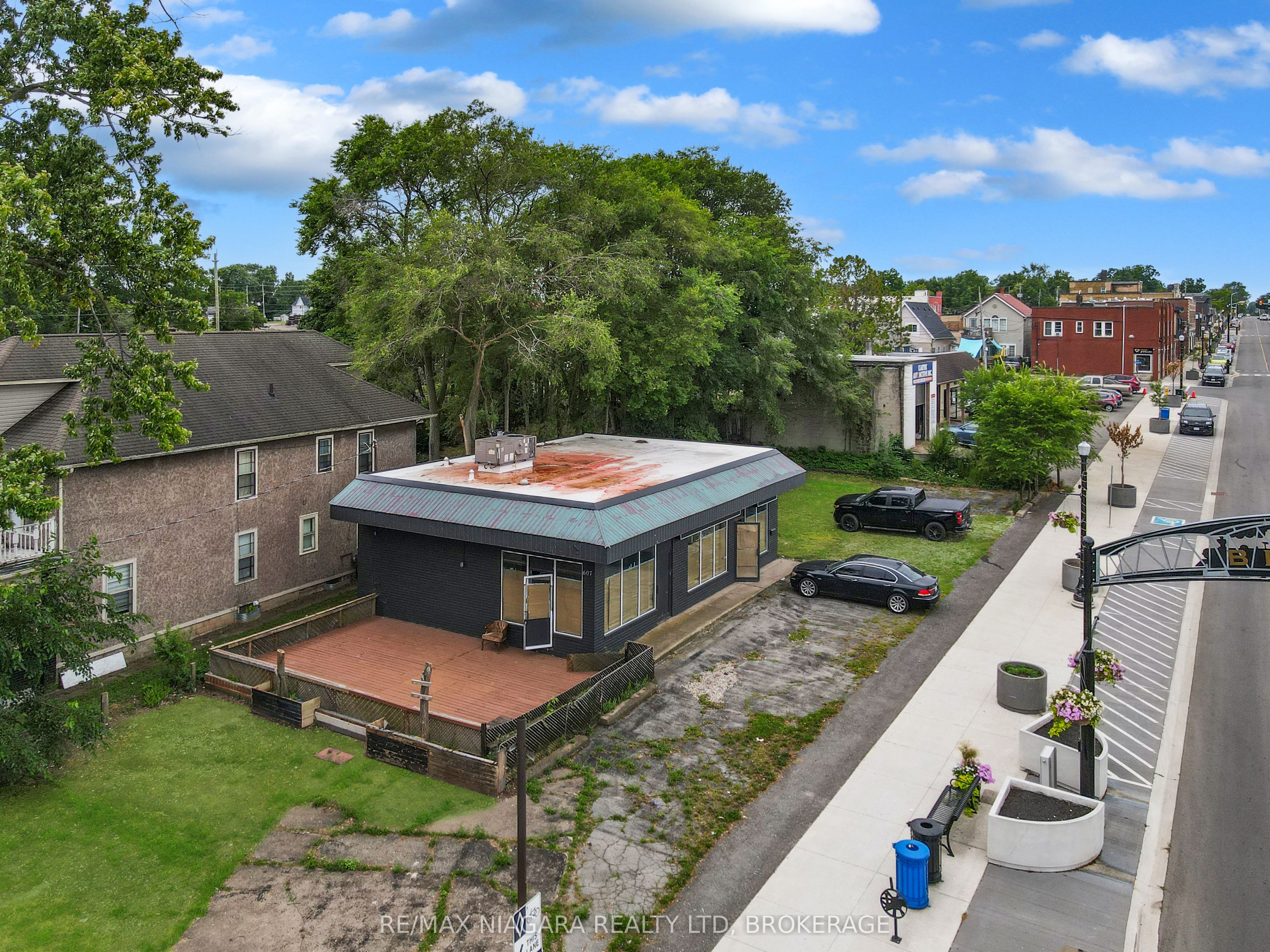 607 Niagara Boulevard Property Photo 1