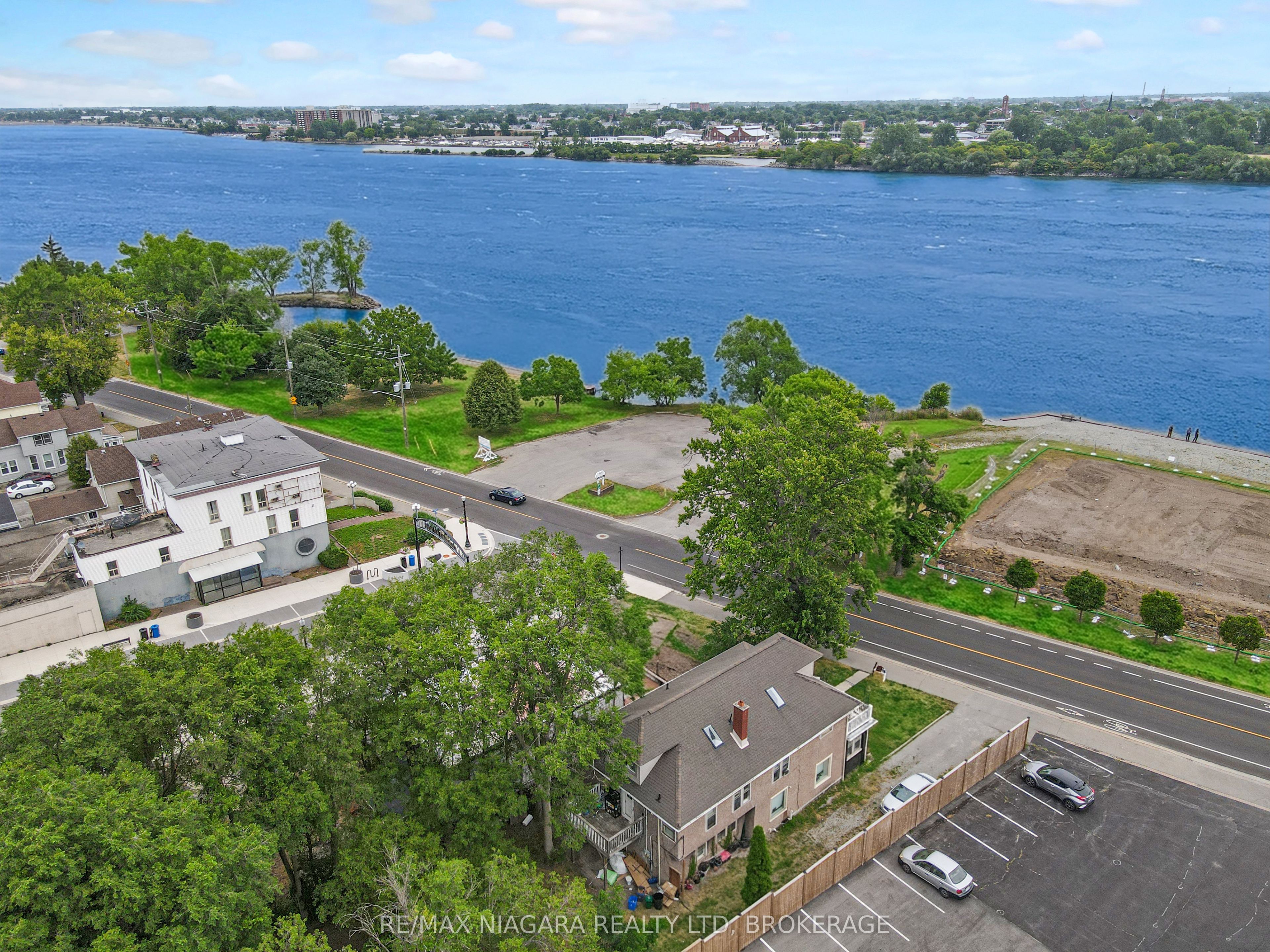 607 Niagara Boulevard Property Photo 2