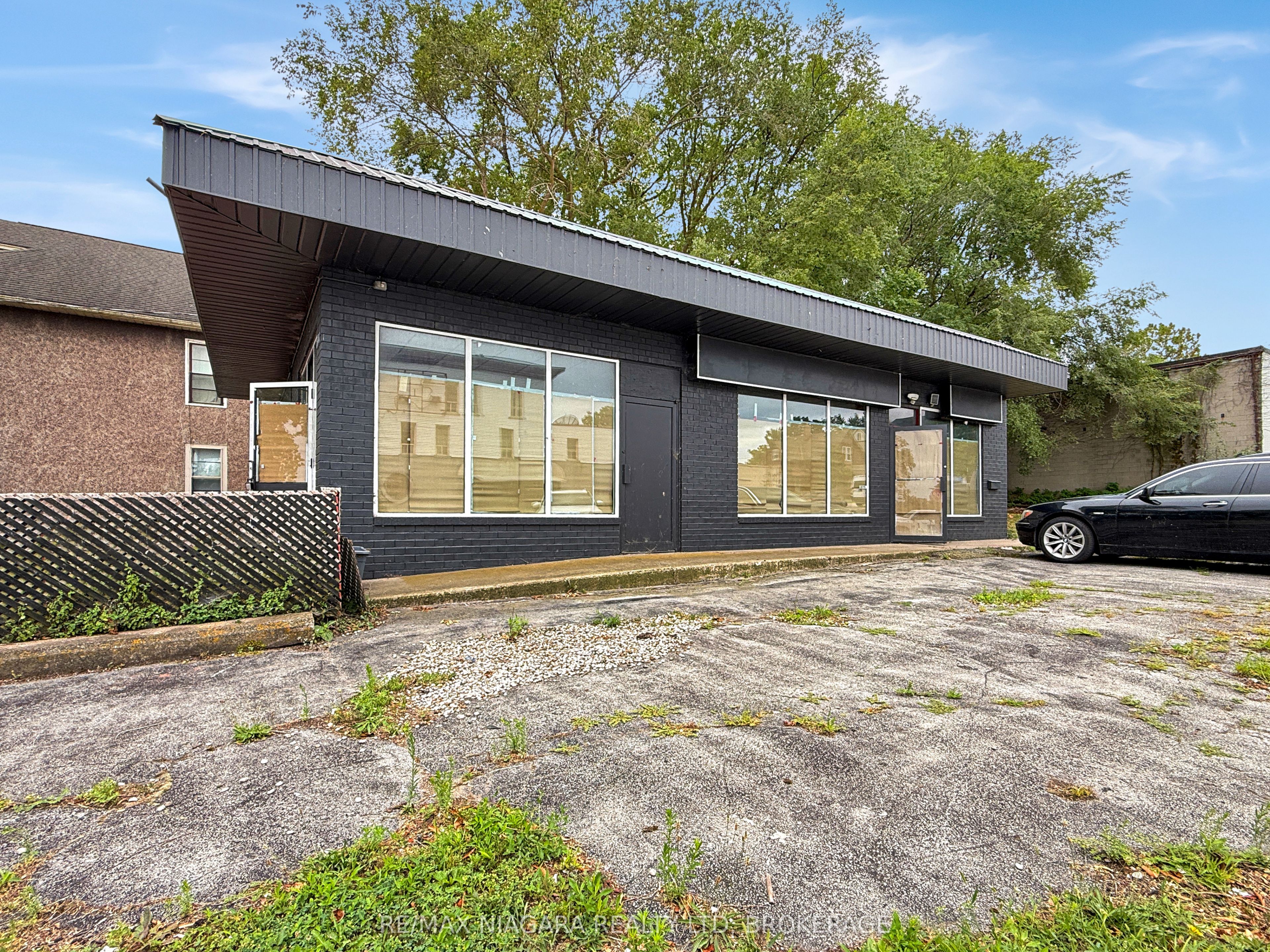607 Niagara Boulevard Property Photo 3