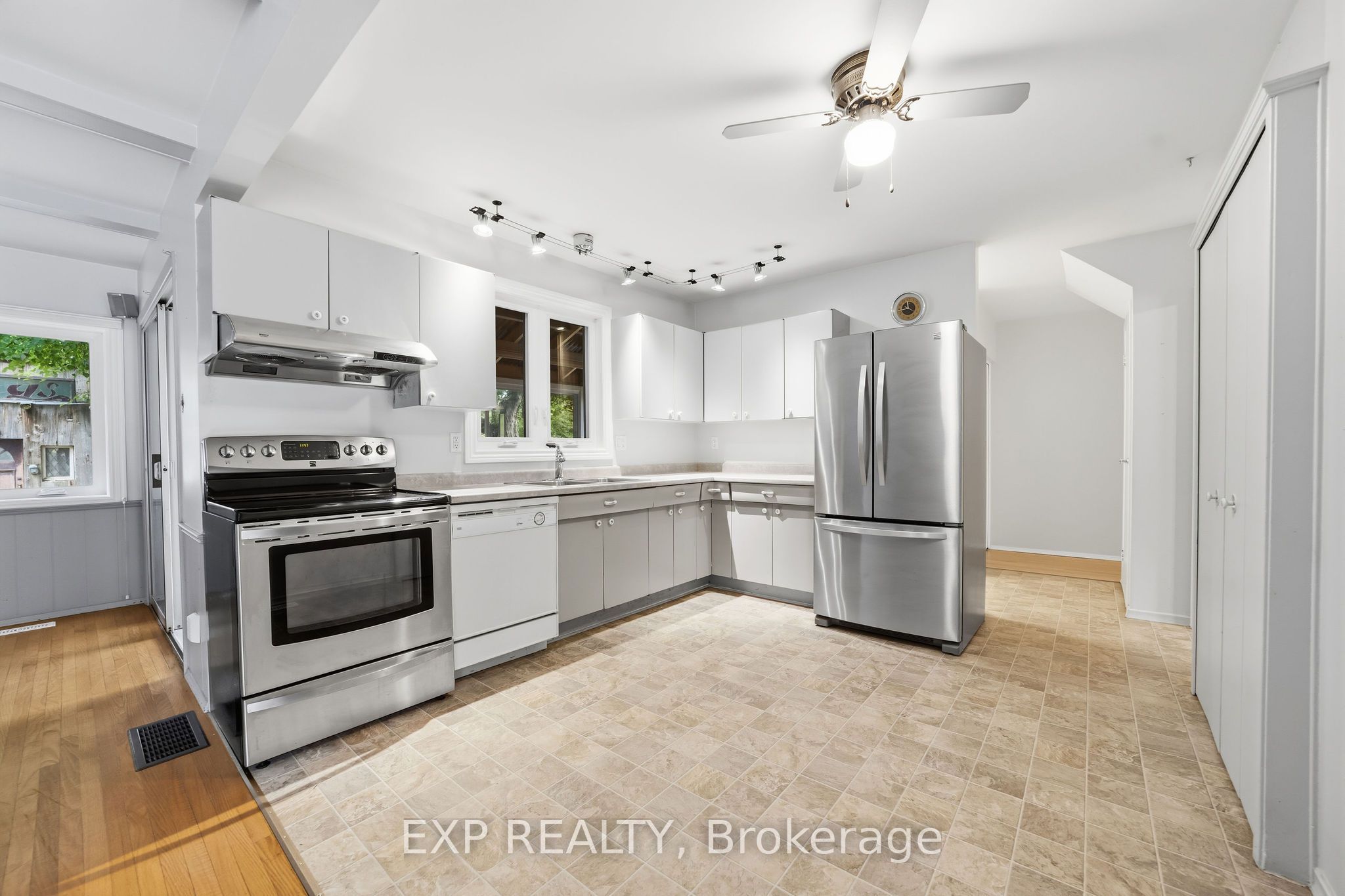 42 Queen Mary Crescent Property Photo 4