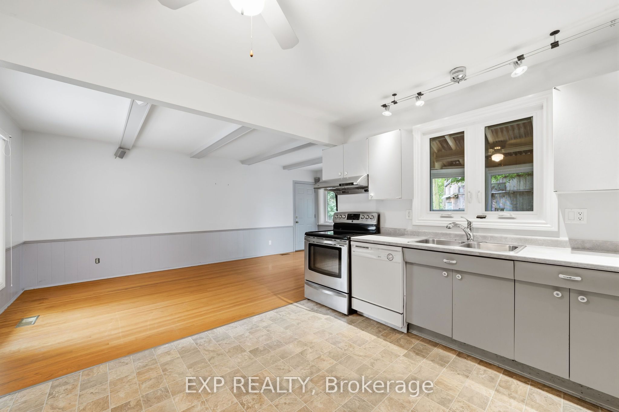 42 Queen Mary Crescent Property Photo 5