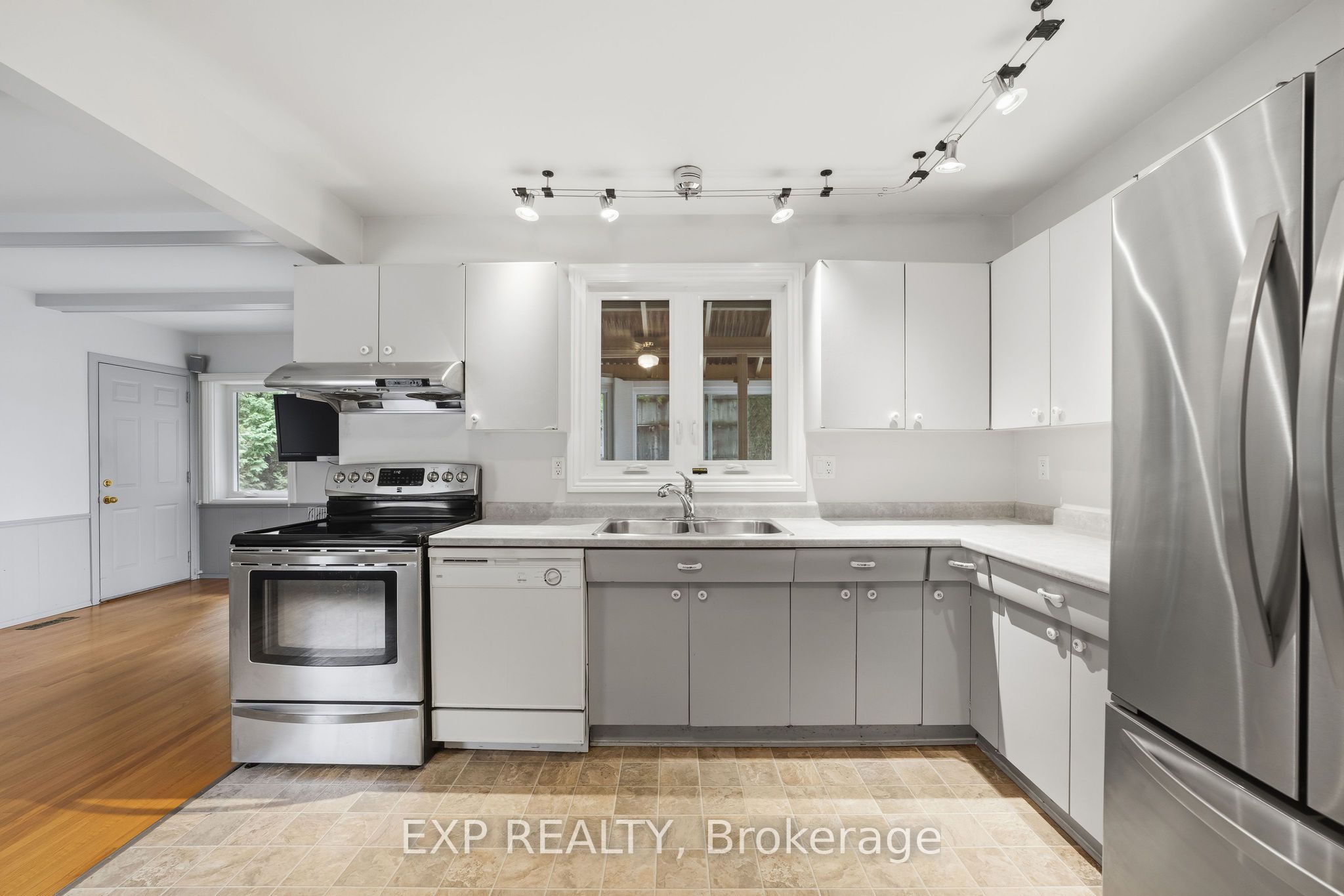 42 Queen Mary Crescent Property Photo 6