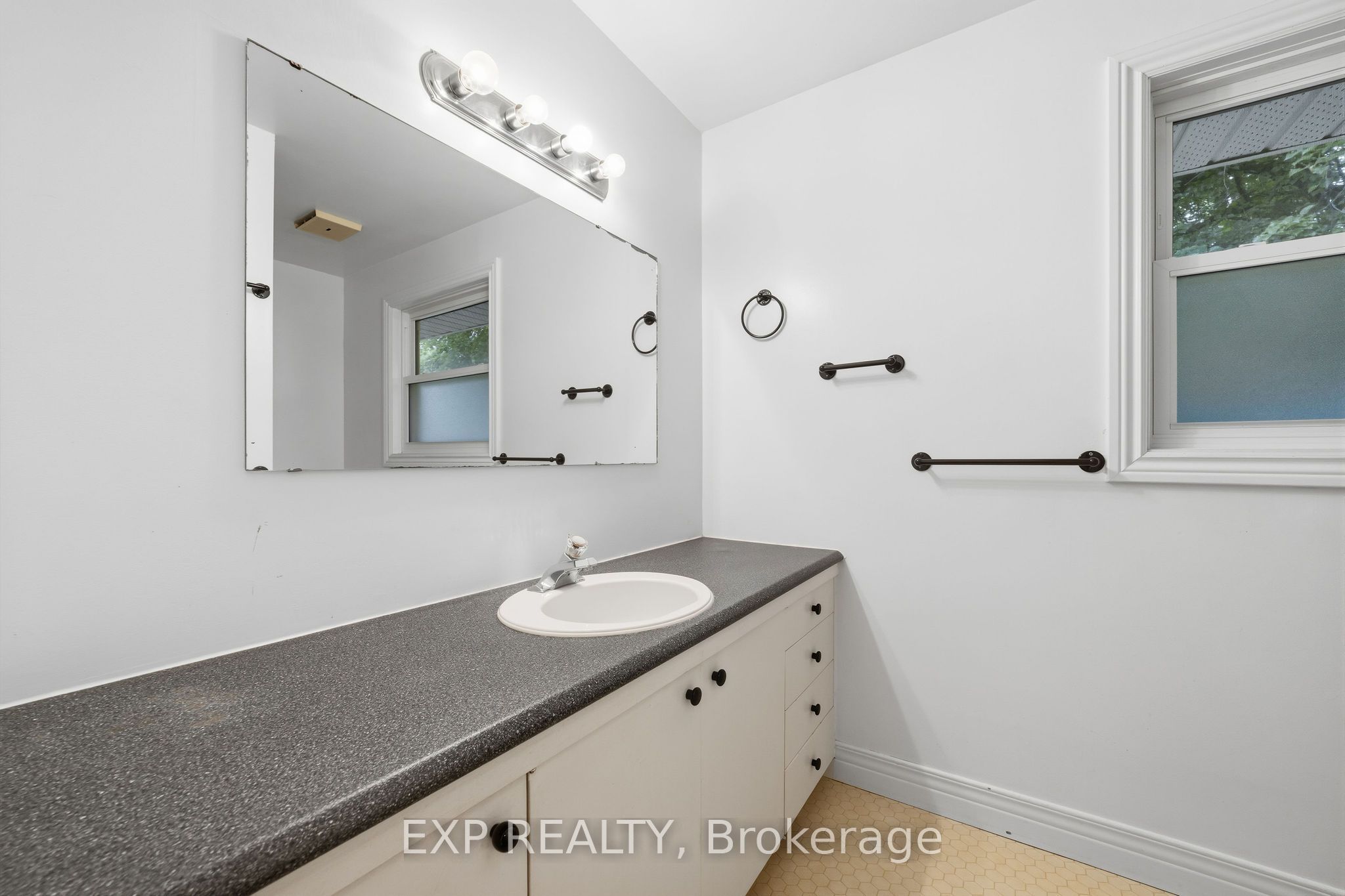 42 Queen Mary Crescent Property Photo 16
