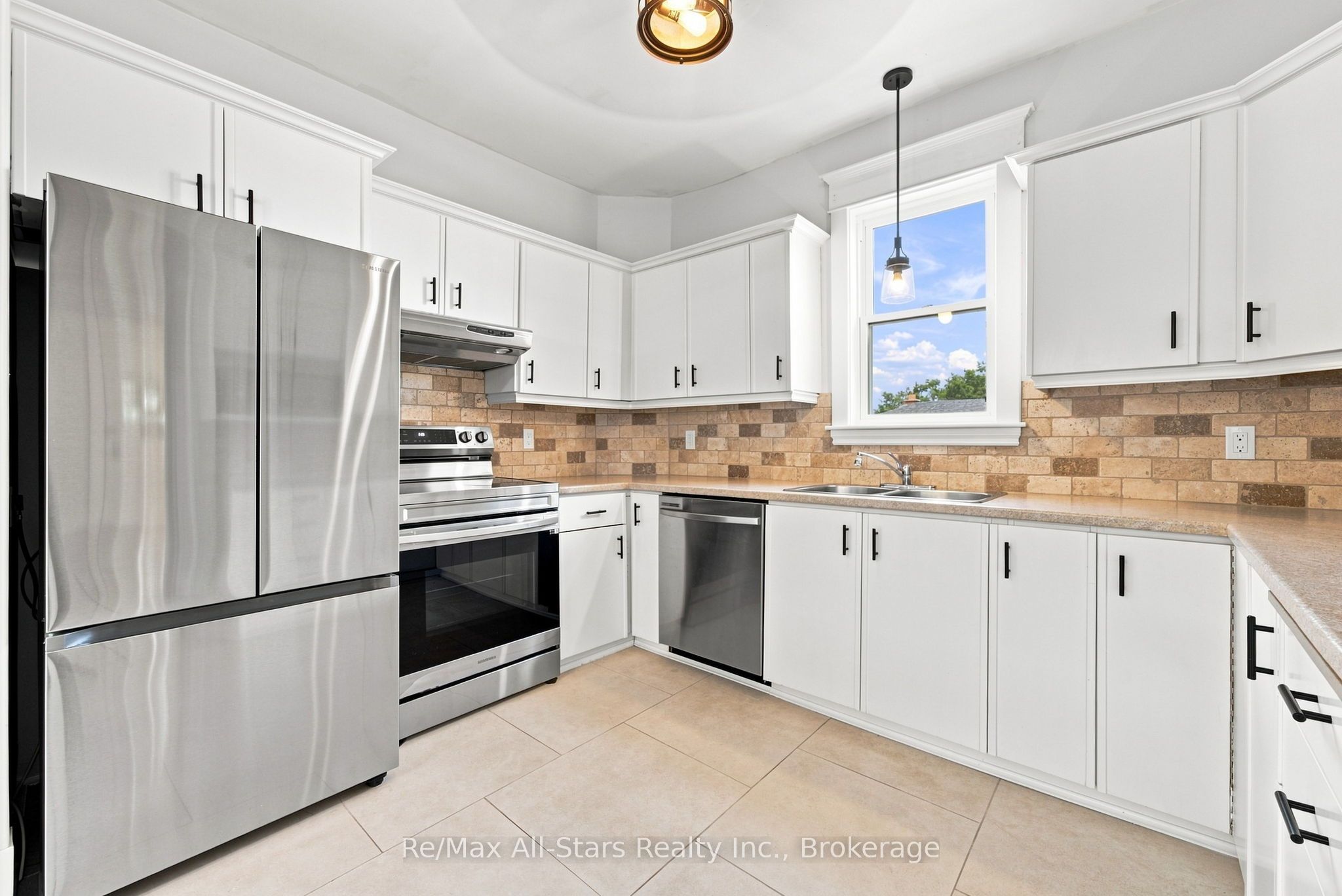 20 Mary Street E Property Photo 11