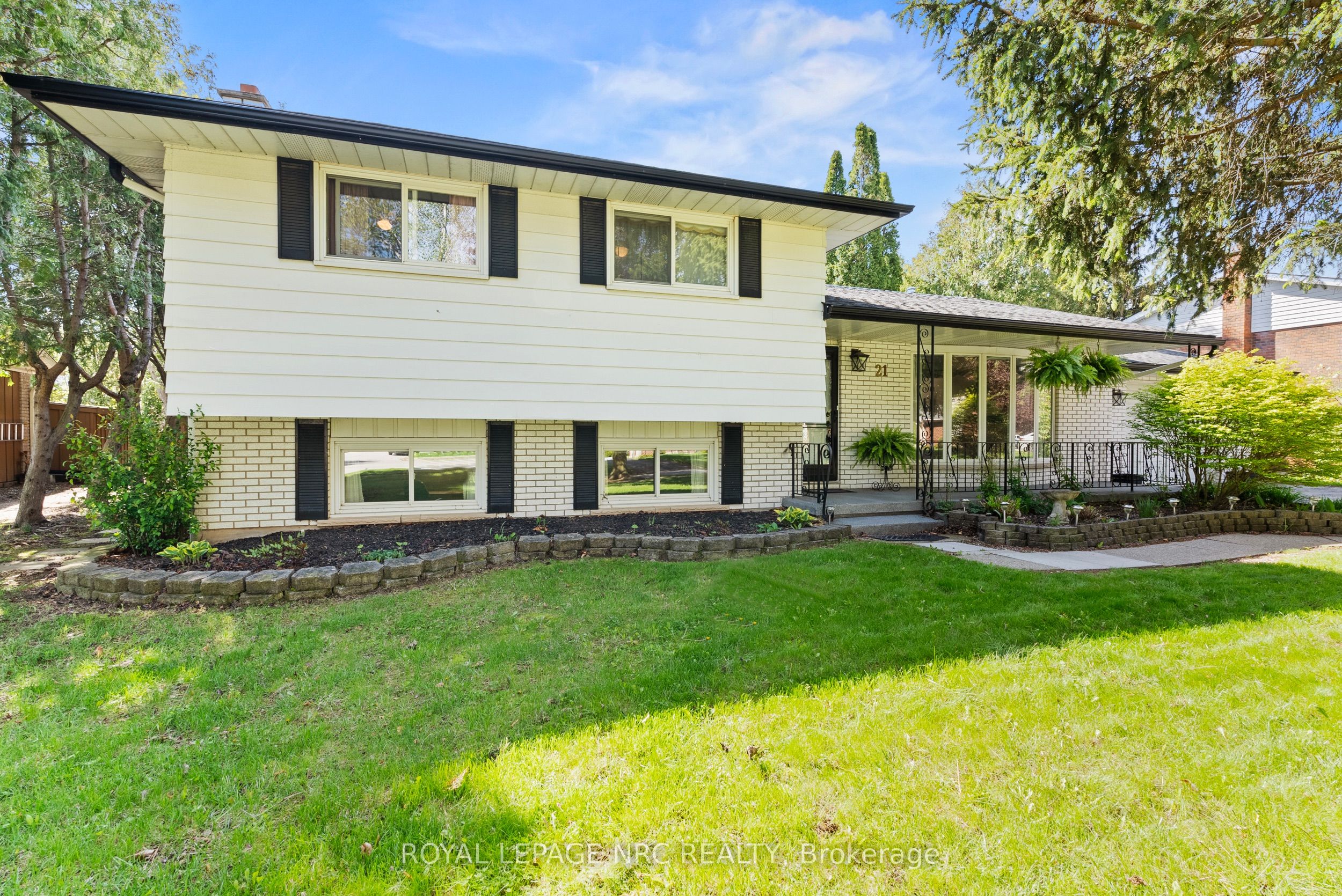 21 Upper Canada Drive Property Photo 1